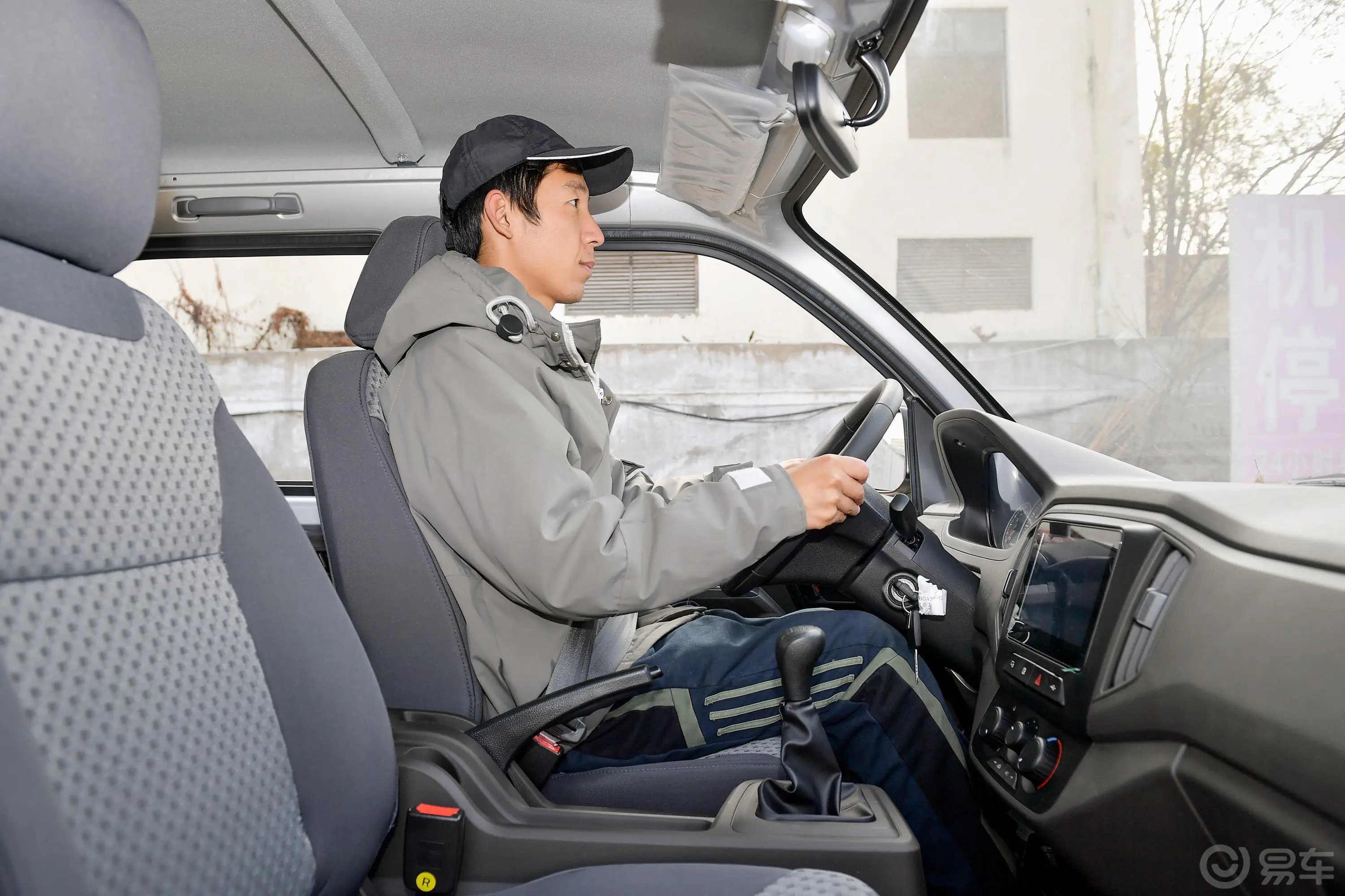 五菱荣光新卡汽车下乡版 1.8L 手动双排标准型前排空间体验