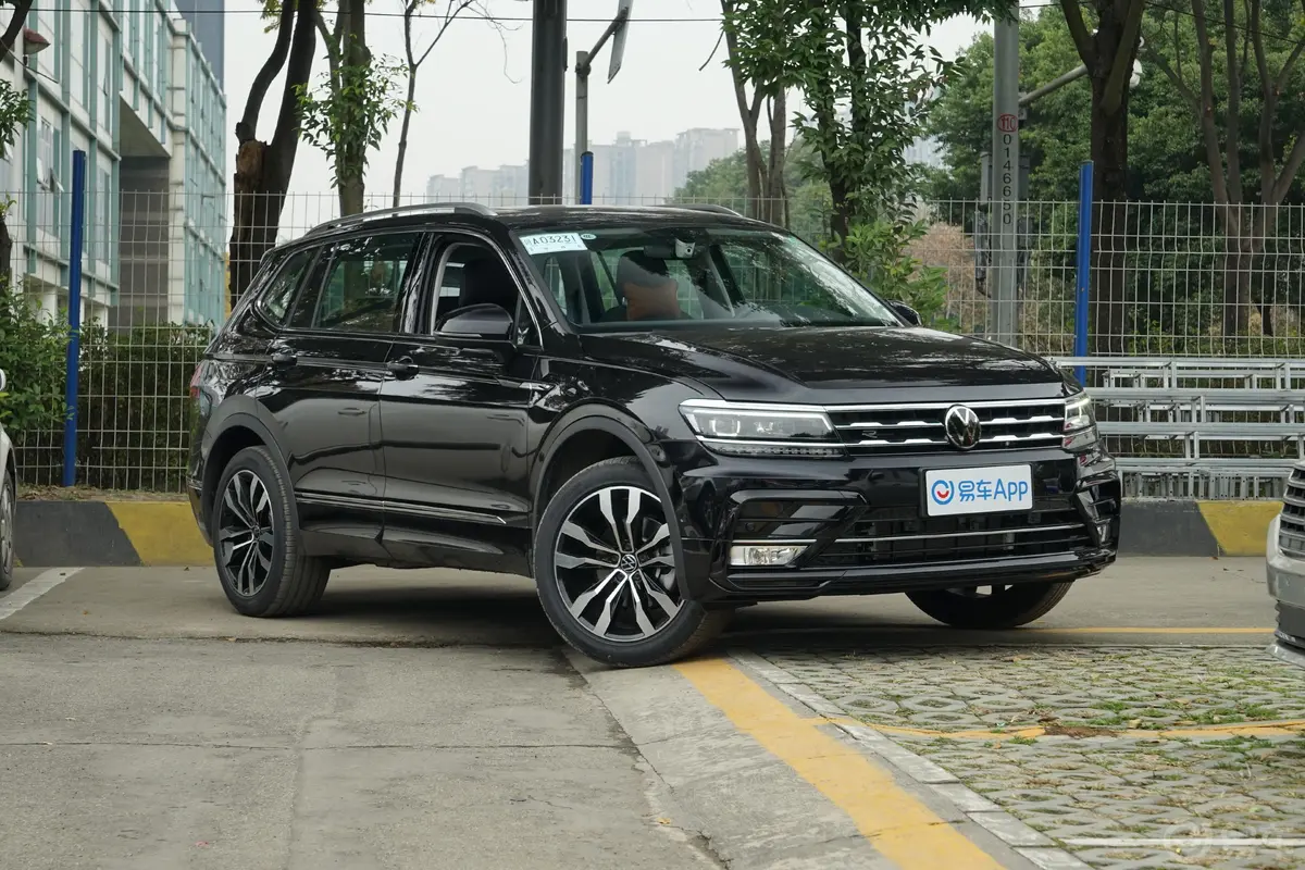 途观L380TSI 双离合 四驱 R-Line旗舰版车辆信息铭牌