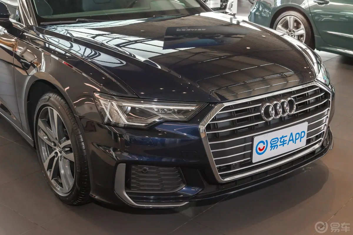 奥迪A6Avant 先锋派 45 TFSI 臻选动感型前格栅侧俯拍