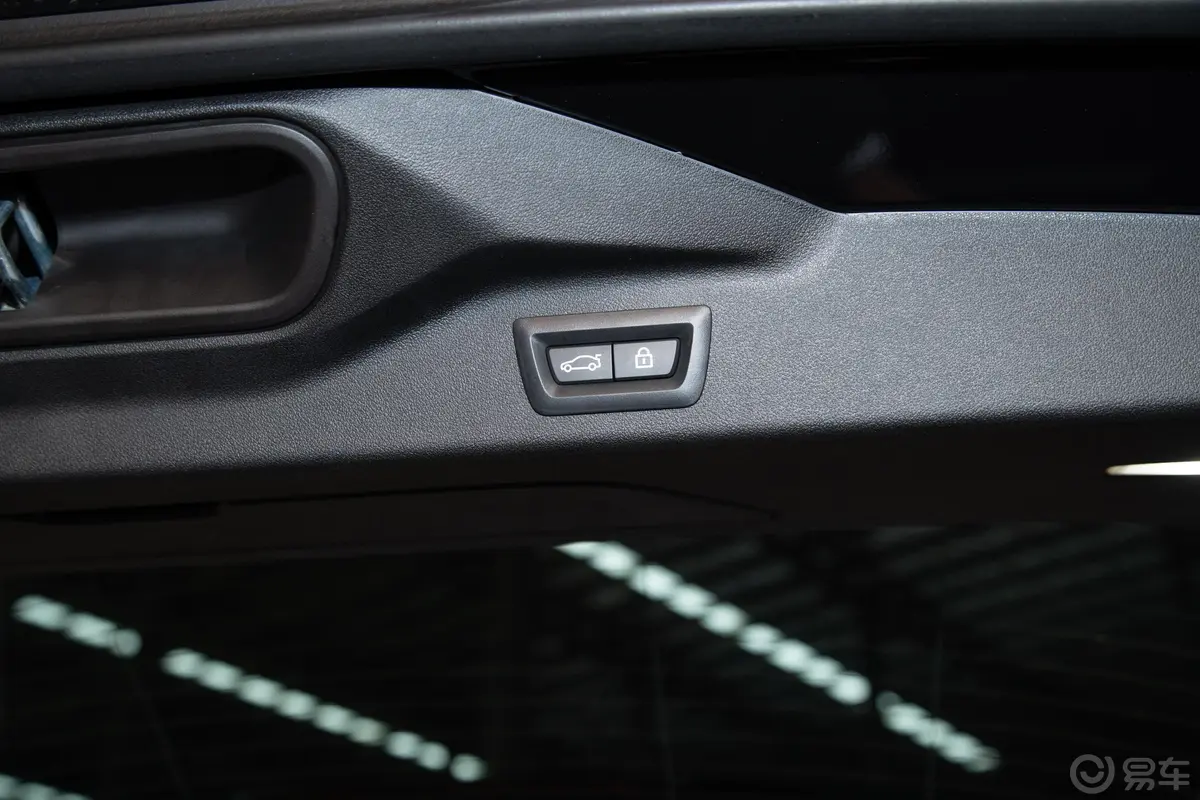 宝马X7xDrive M50i电动尾门按键（手动扶手）