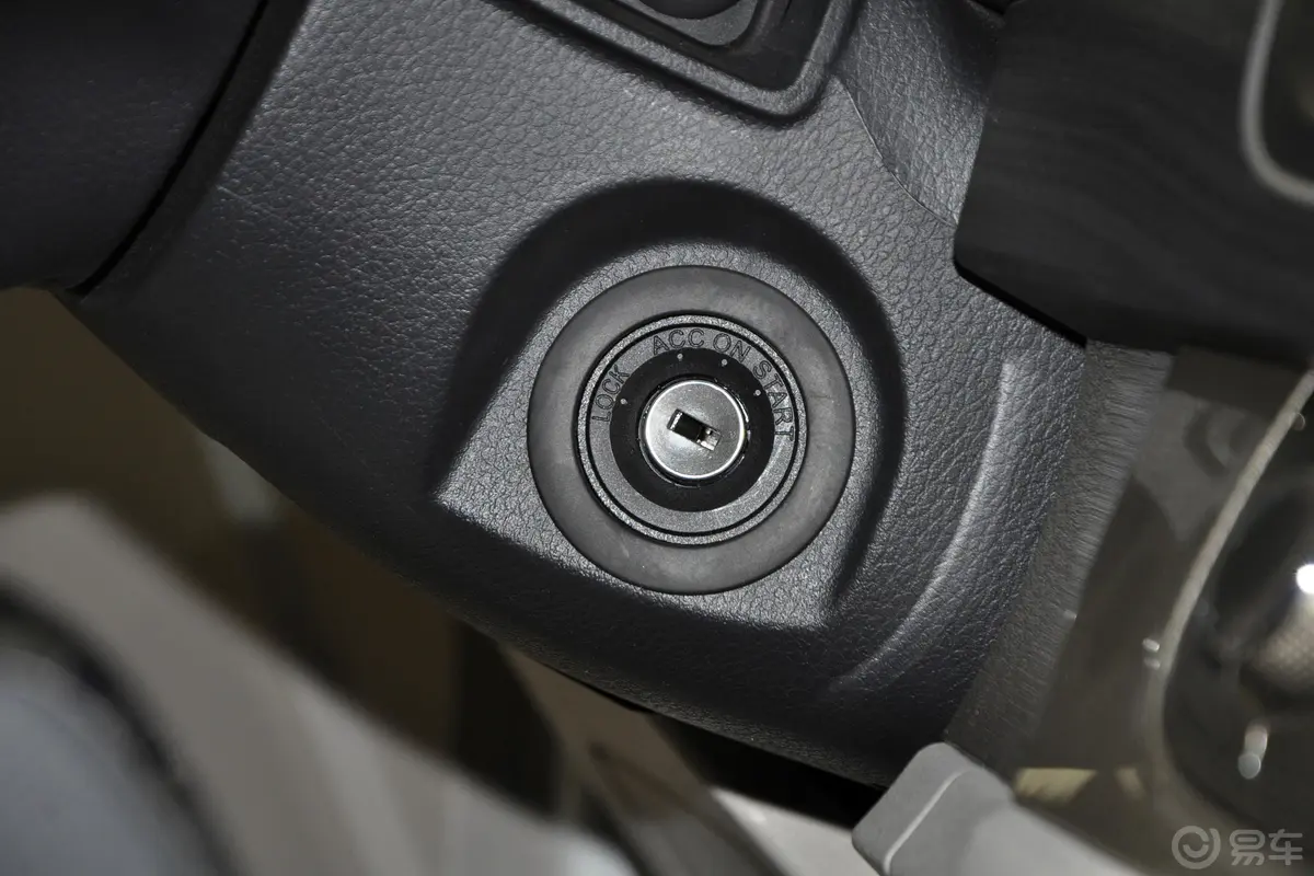 大通G102.0T 手动精英版 柴油 8座钥匙孔或一键启动按键