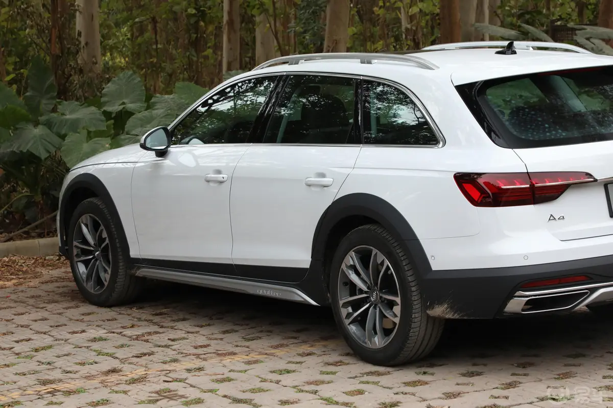 奥迪A4(进口)45TFSI allroad quattro 探索家版外观