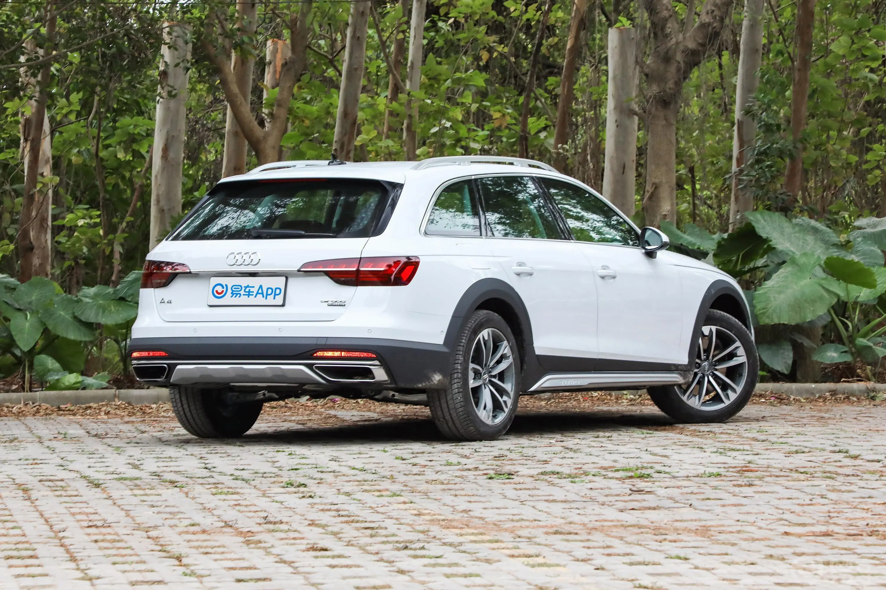 奥迪A4(进口)45TFSI allroad quattro 探索家版侧后45度车头向右水平