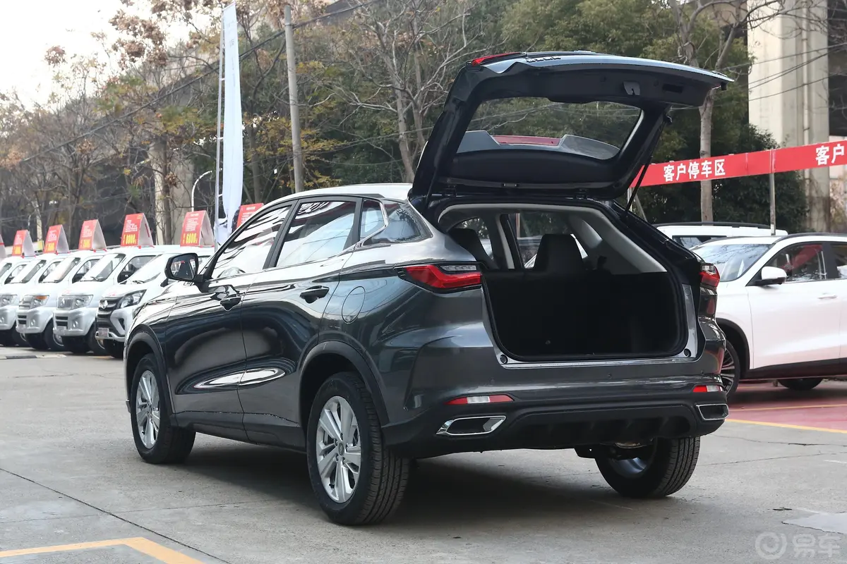 长安欧尚X51.6L CVT尊贵型后备厢开启45度侧拍