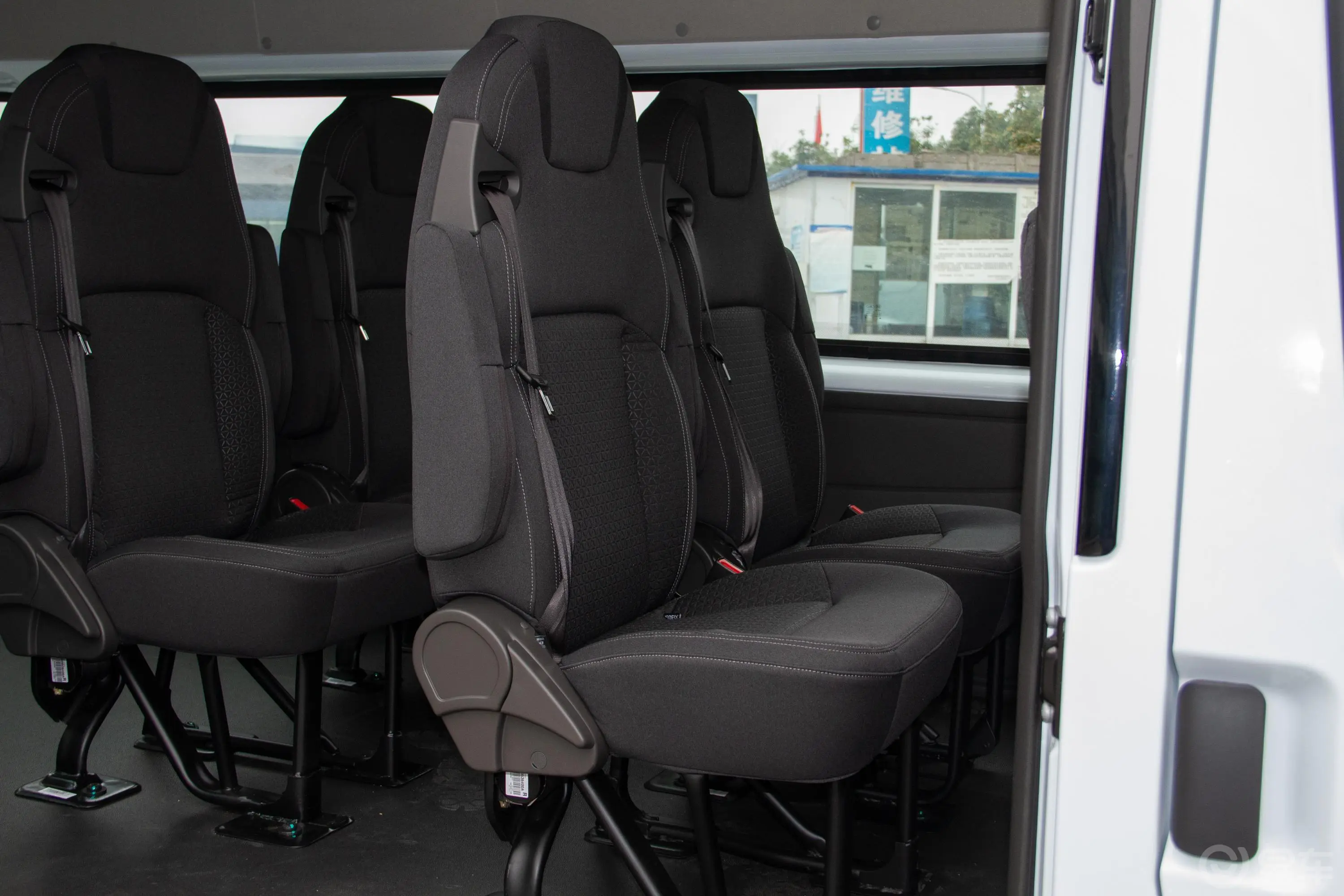 新世代全顺Pro 2.2T 手动 长轴高顶 物流车 7座 柴油 国VI后排座椅