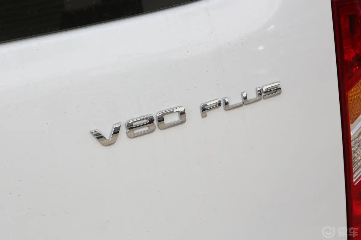 新途V80Plus 商旅版 2.0T 手动 短轴低顶 9座外观