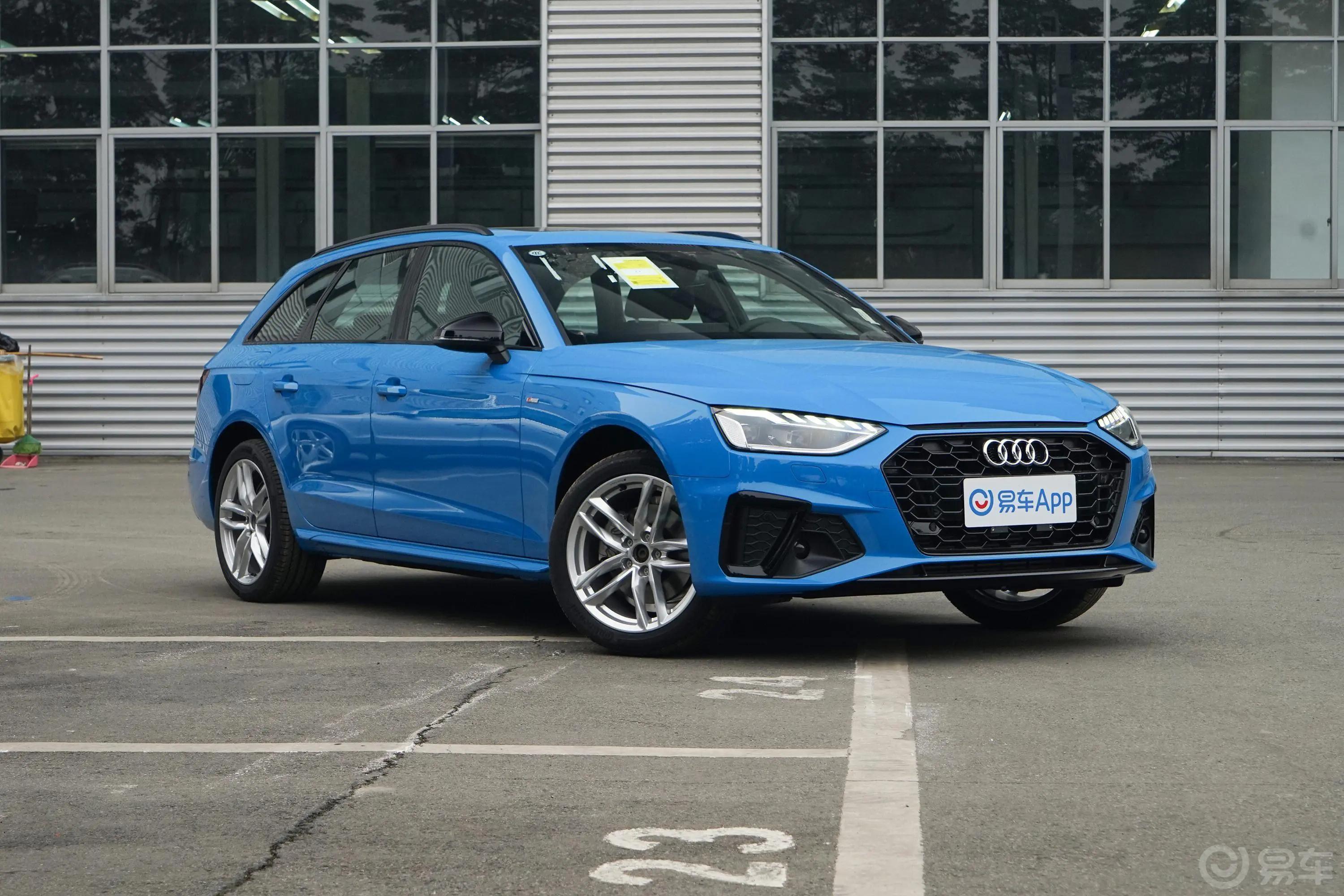 奥迪A4(进口)Avant 先锋派 40TFSI 豪华动感型侧前45度车头向右水平