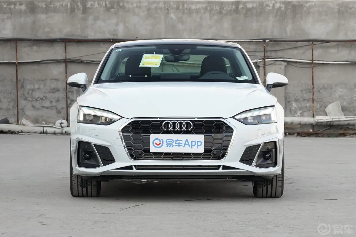 奥迪A5Coupe 40 TFSI 时尚动感型正前水平