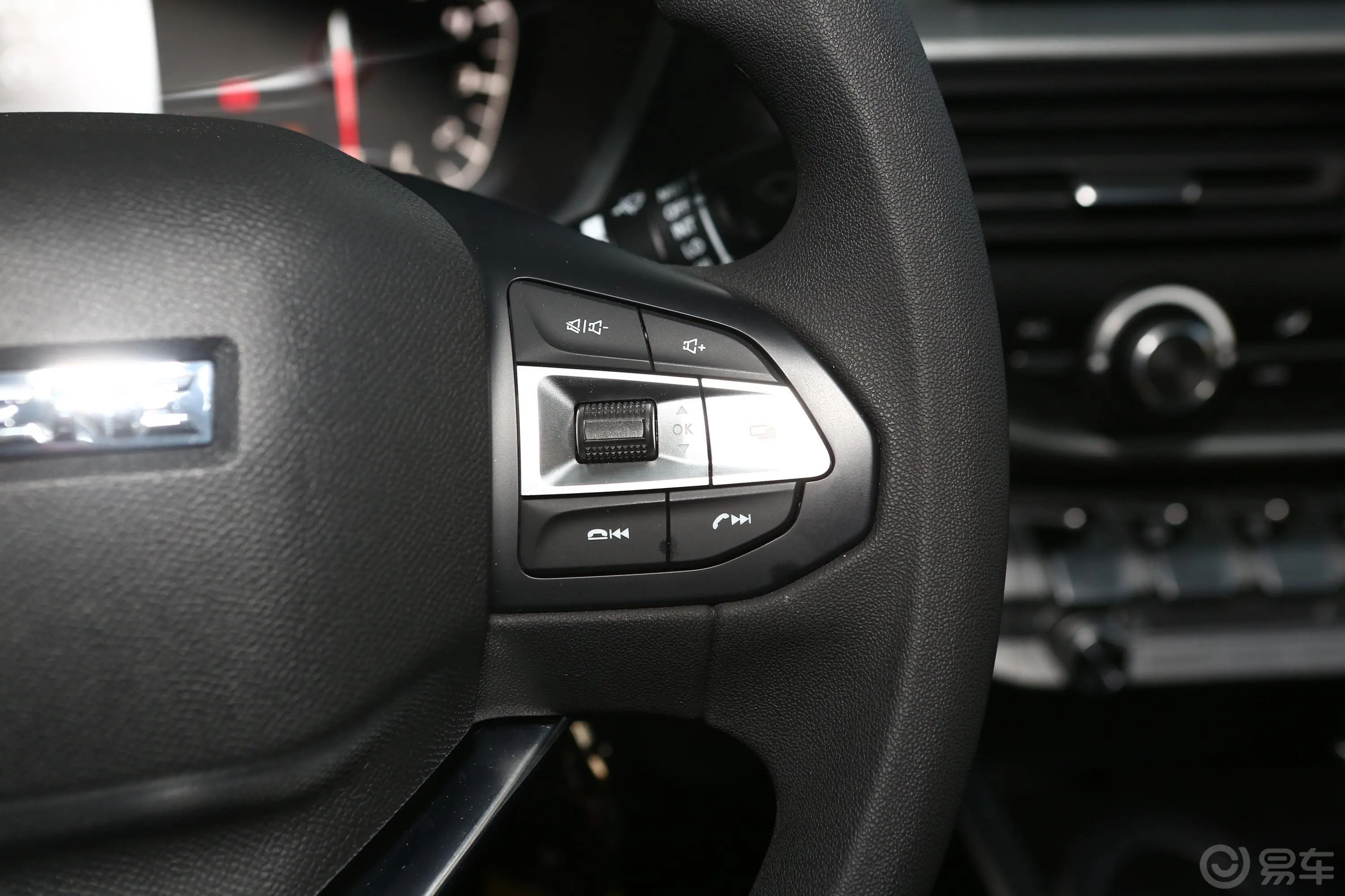 凯程F702.4T 手自一体 两驱 豪华版 汽油右侧方向盘功能按键