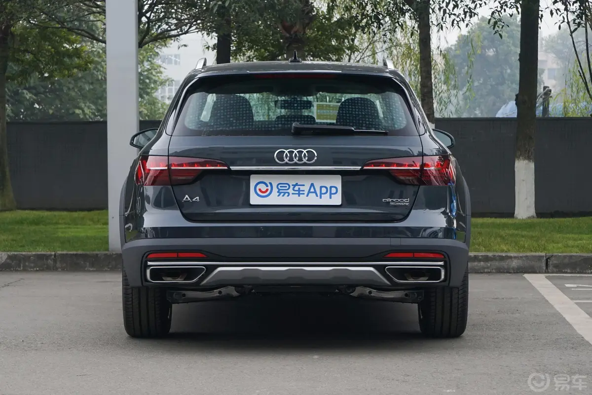 奥迪A4(进口)45TFSI allroad quattro 探索家版正后水平