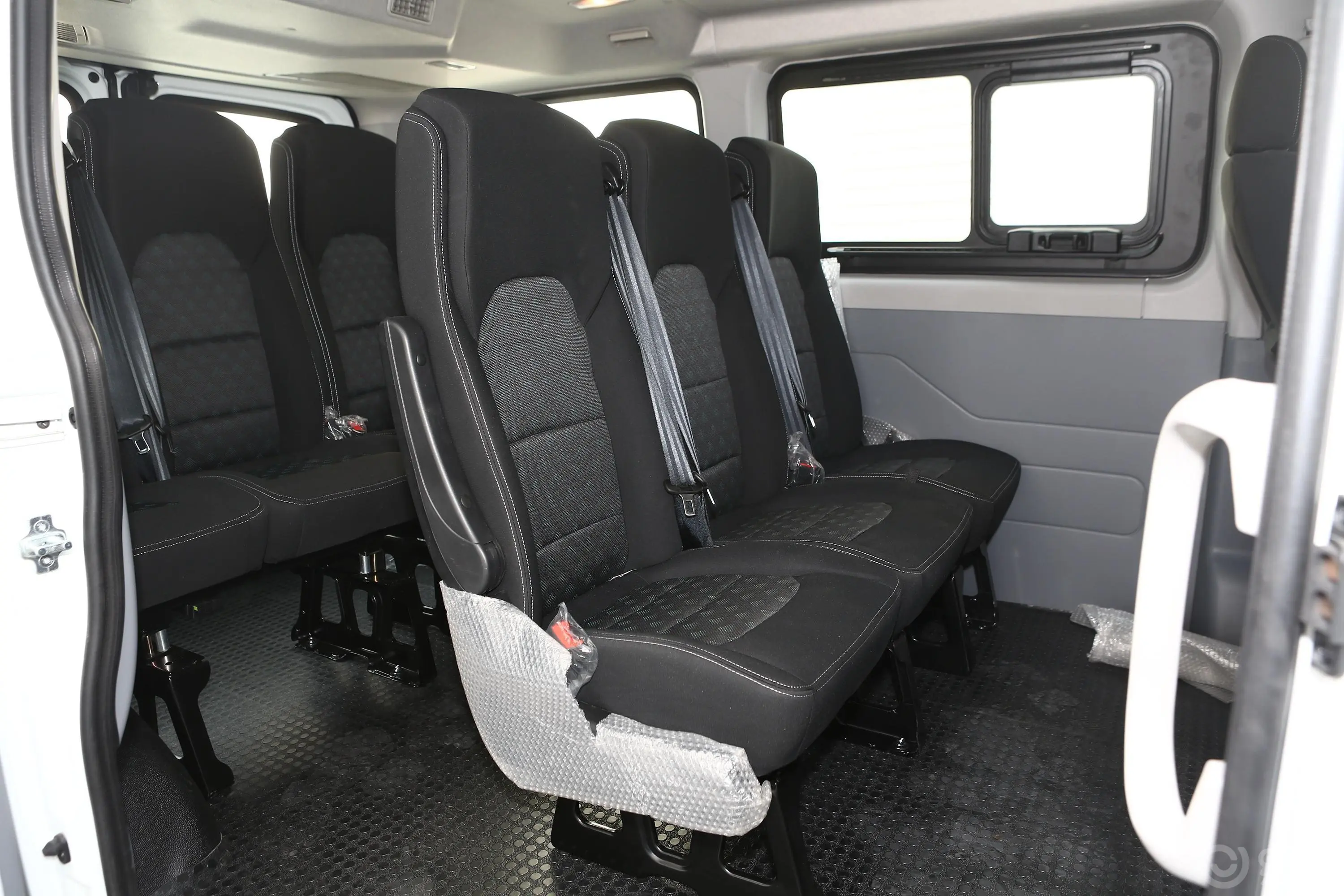 新途V80Plus 商旅版 2.0T 手动 短轴低顶 9座后排座椅