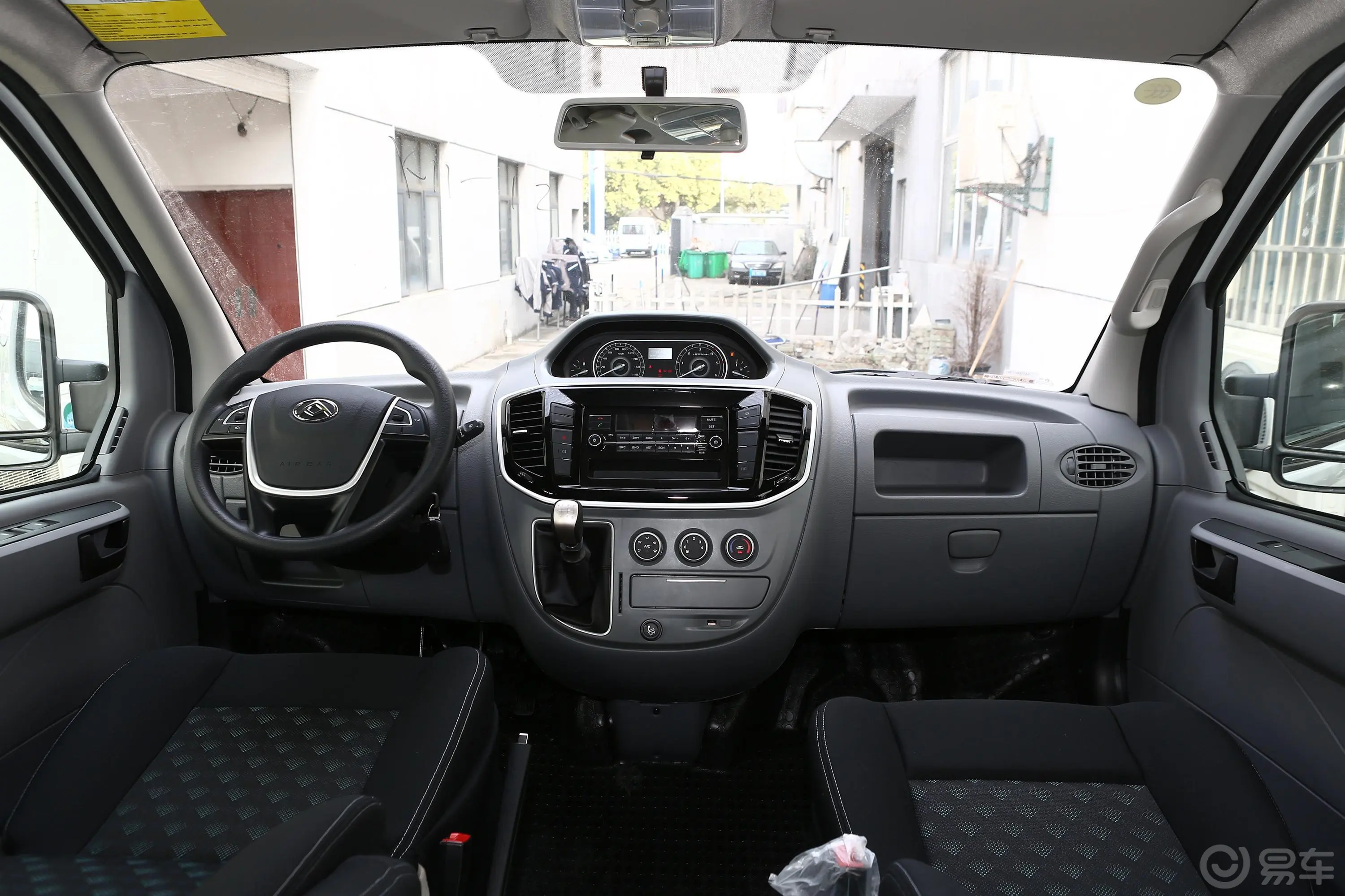 新途V80Plus 商旅版 2.0T 手动 短轴低顶 9座驾驶员座椅