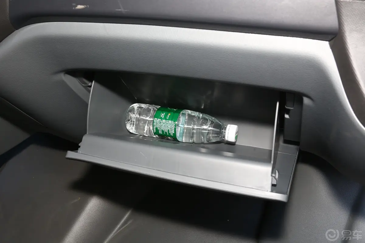 图雅诺2.0T 手动 加长轴中顶 多功能版(欧康) 5-7座 柴油 国VI手套箱空间水瓶横置