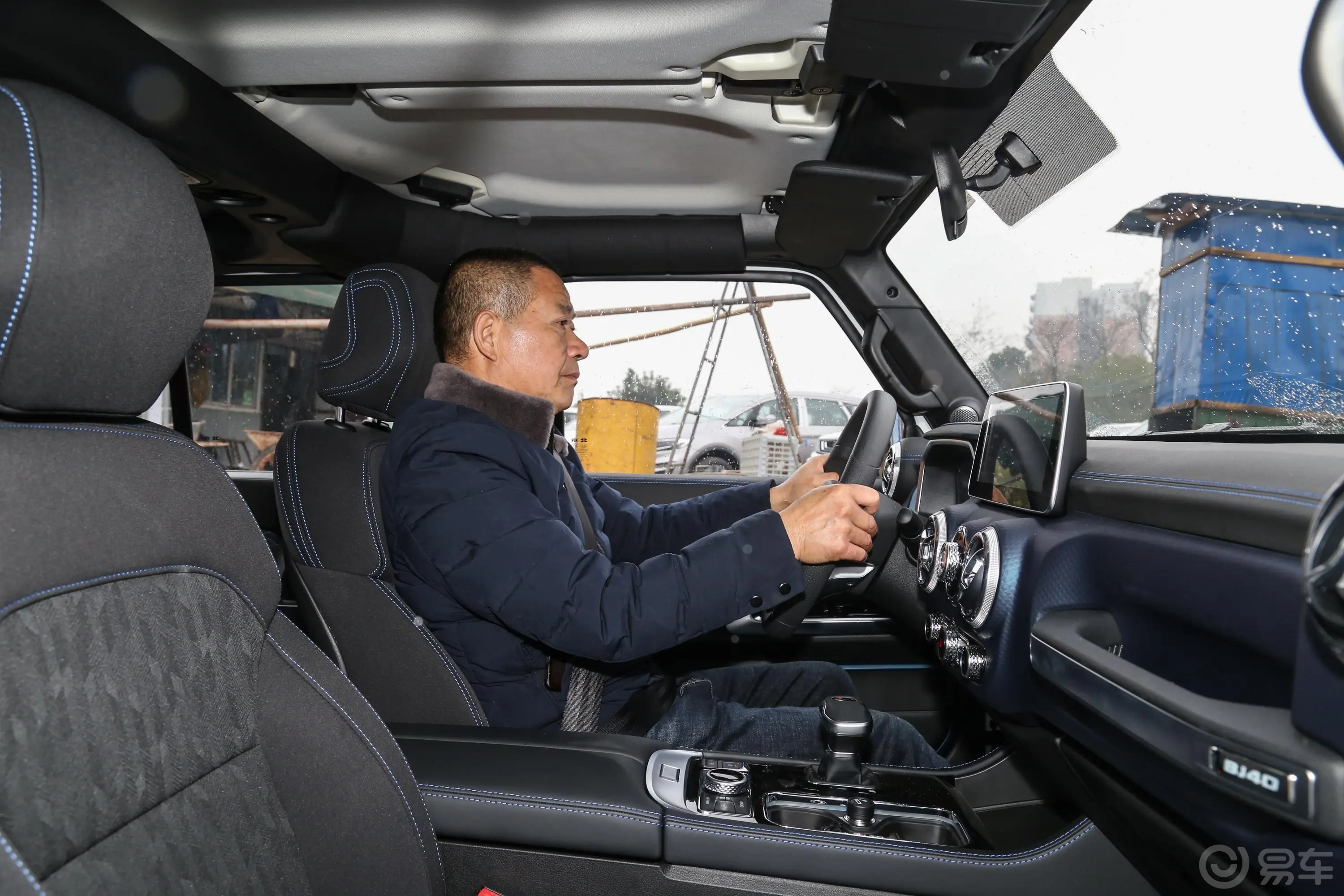 北京BJ40城市猎人版 2.0T 自动两驱先锋版 汽油前排空间体验