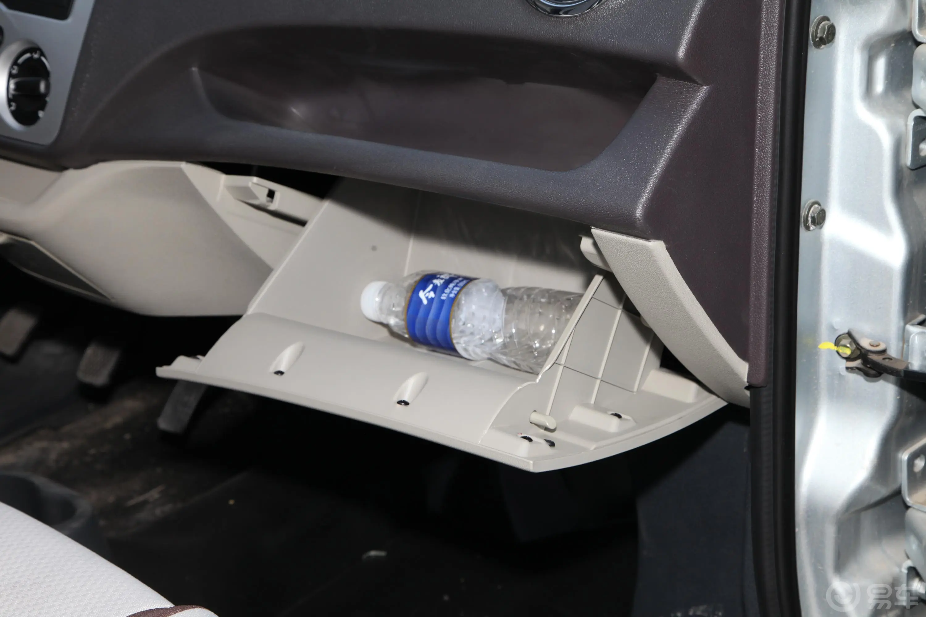 长安星卡1.5L 单排 钢板货柜车基本型 国VI手套箱空间水瓶横置