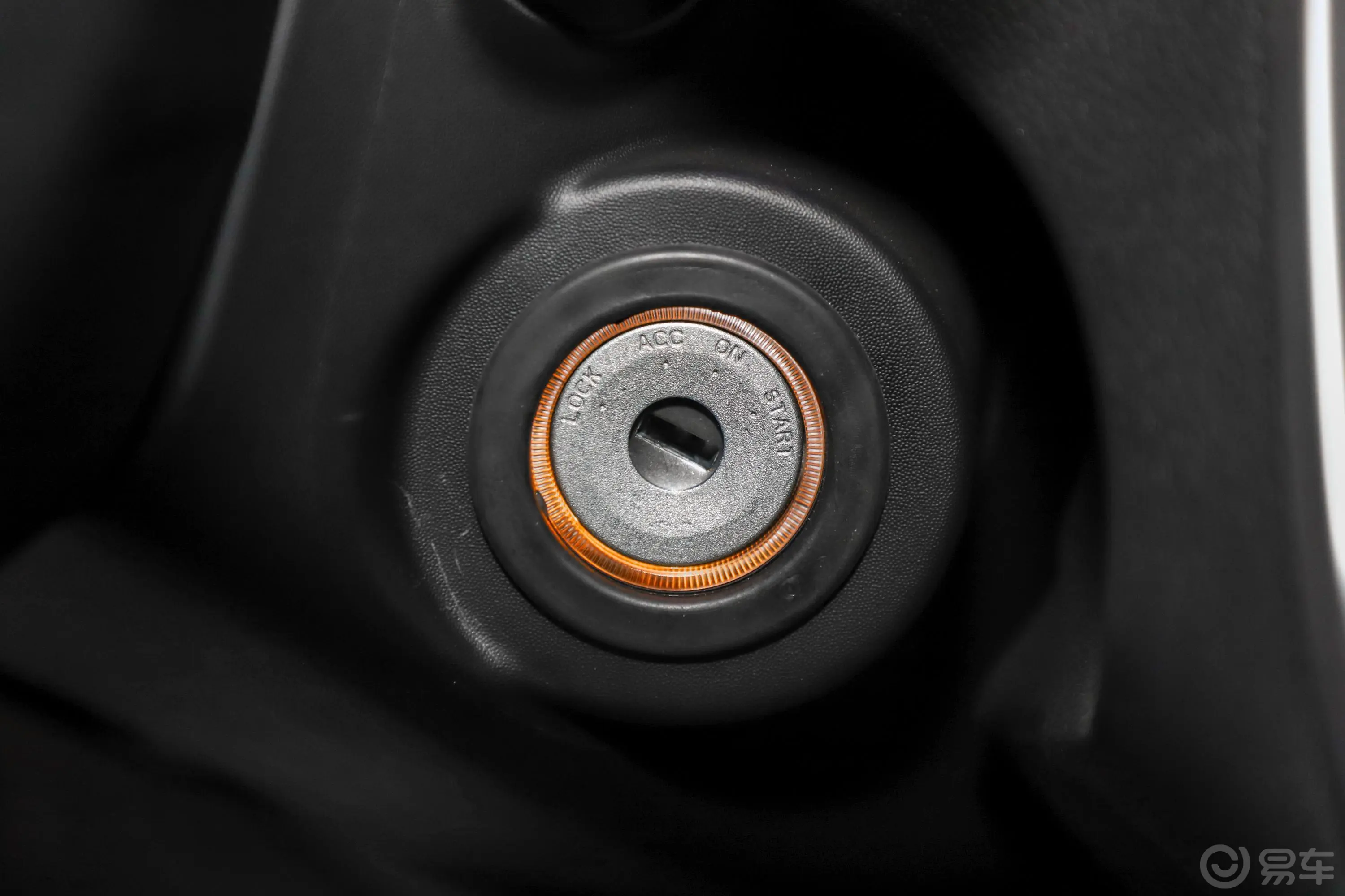 宝典1.8T 手动 两驱 标轴尊享版 汽油钥匙孔或一键启动按键