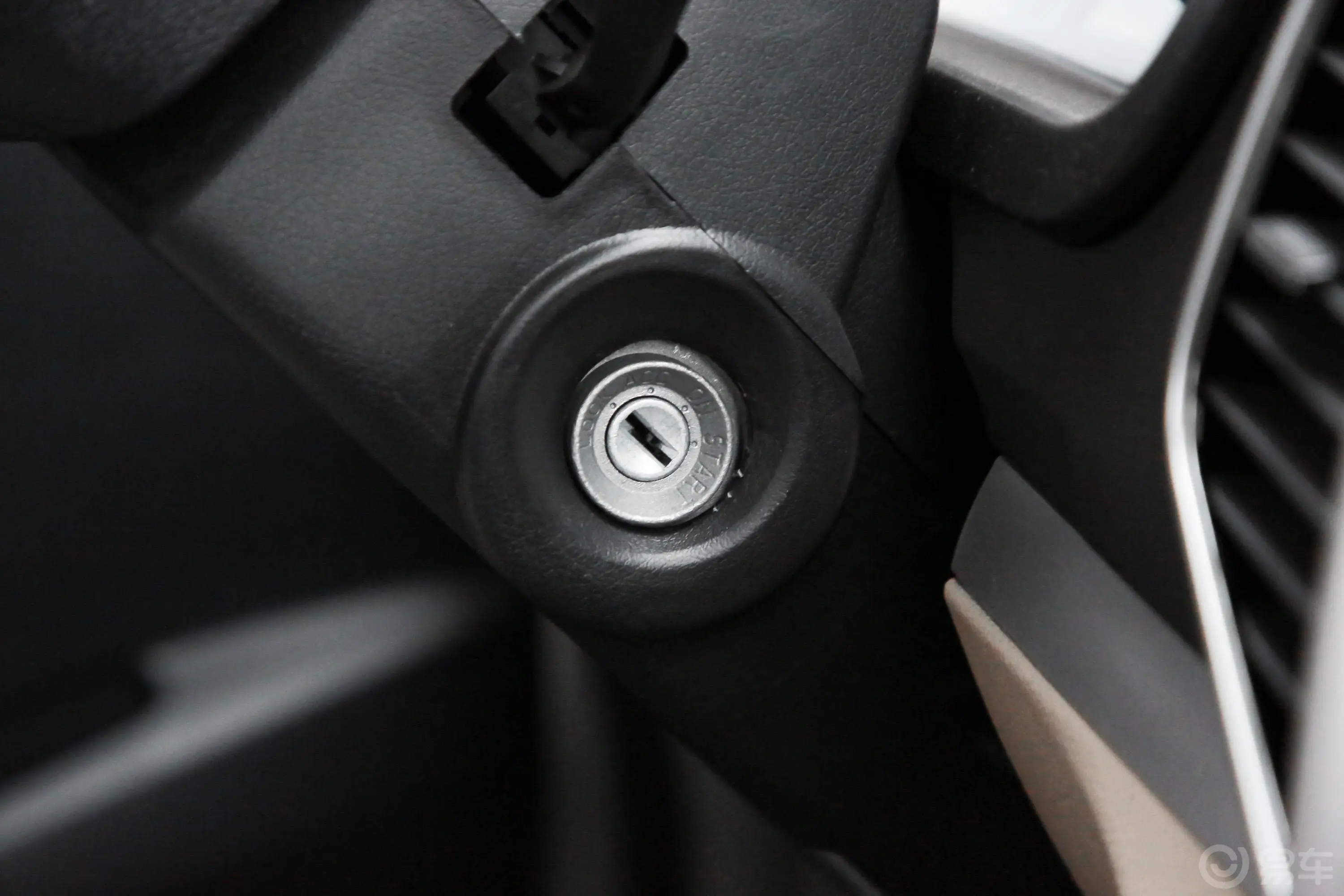跨越王X5载货汽车N1 1.8L 单排双后轮 舒适版 SC1031FAD66 汽油 国VI钥匙孔或一键启动按键