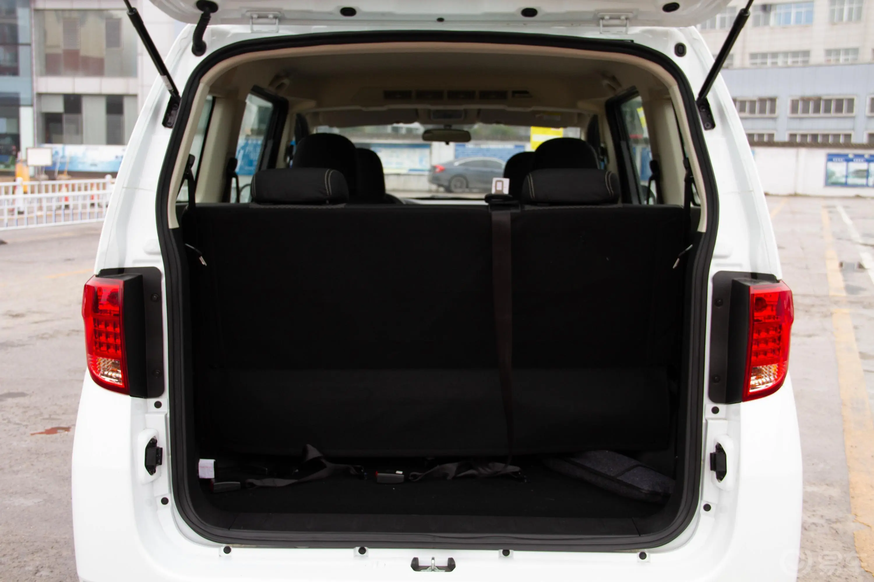 斯派卡改款 1.5L CVT 舒适型后备厢空间特写