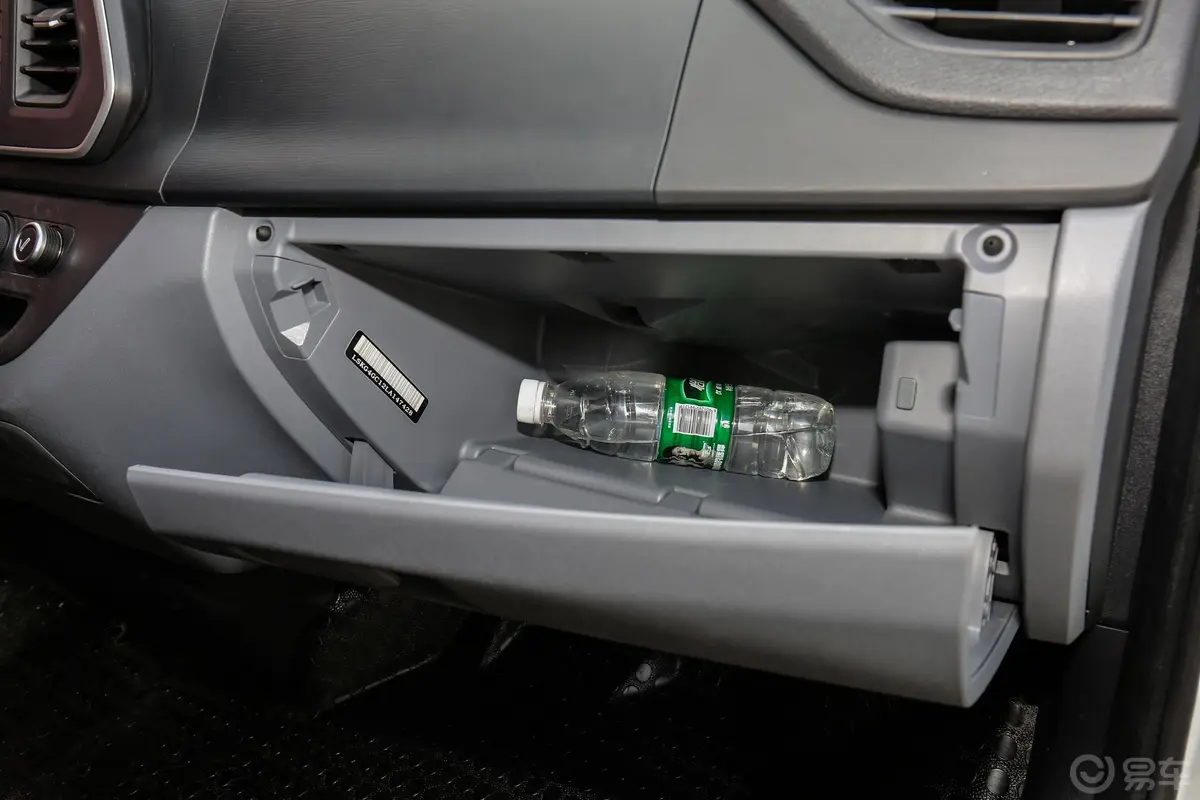 新途V80Plus 傲运通 2.0T AMT 短轴中顶 5/6座手套箱空间水瓶横置