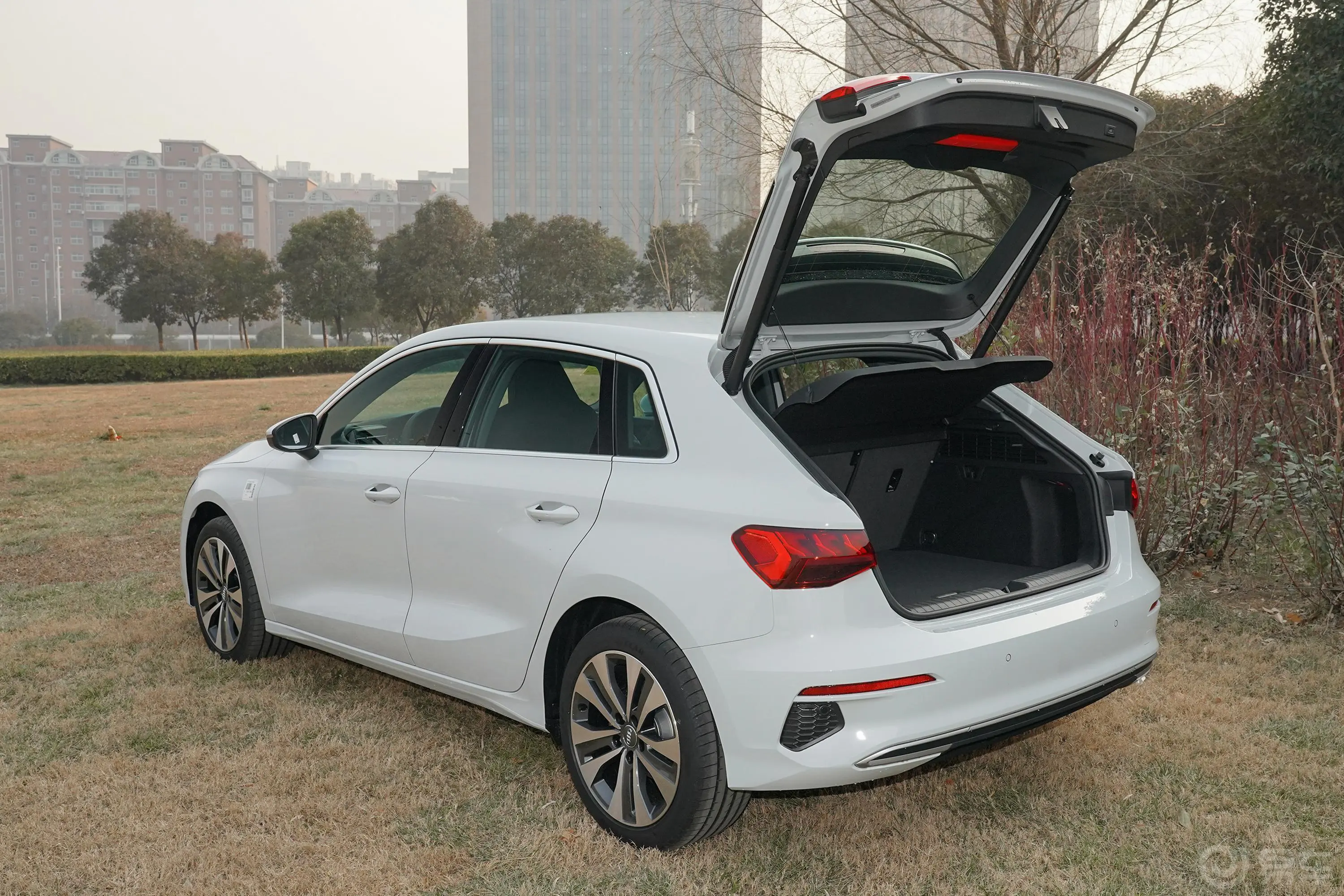 奥迪A3Sportback 35 TFSI 进取致雅型后备厢开启45度侧拍