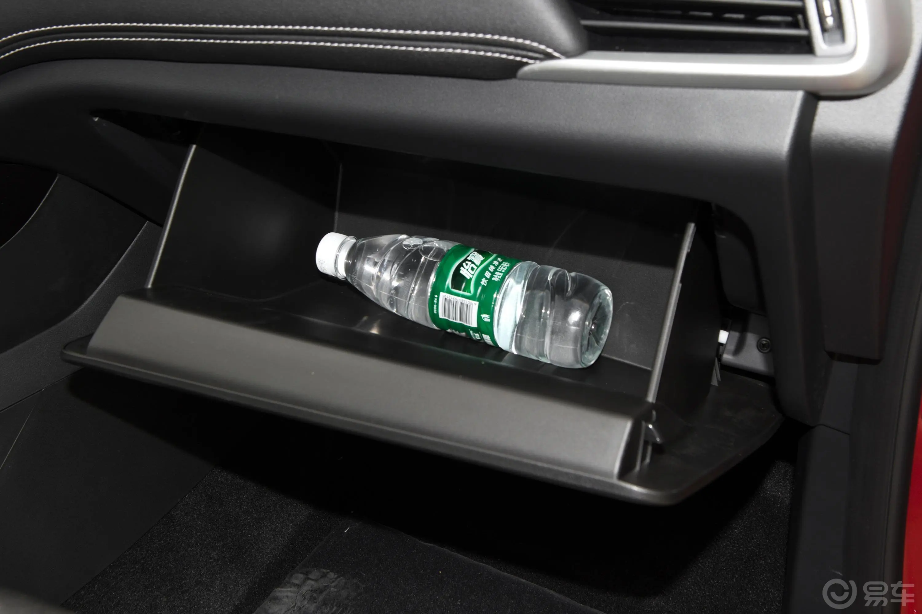 宝骏530全球车周年纪念版 1.5T CVT 尊贵互联型 5座手套箱空间水瓶横置