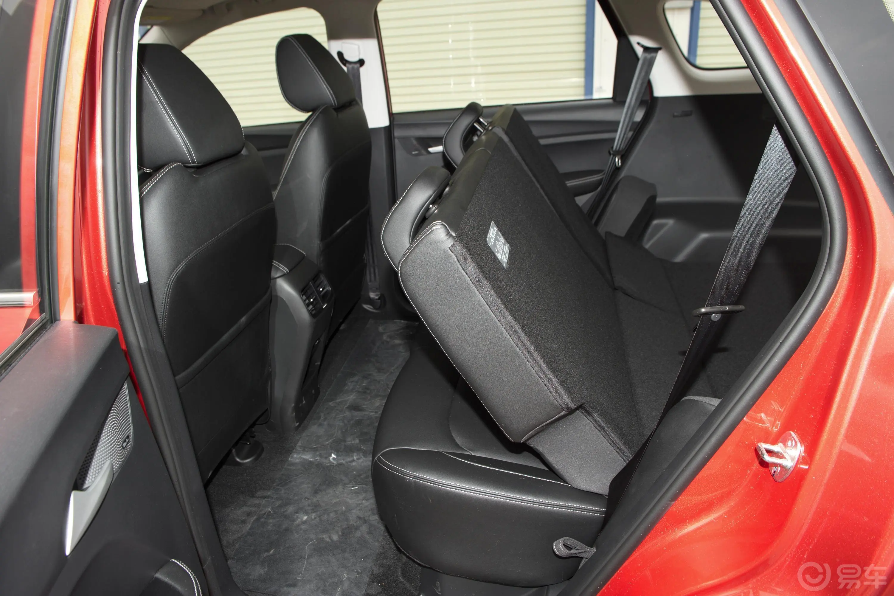 宝骏530全球车周年纪念版 1.5T CVT 尊贵互联型 5座空间