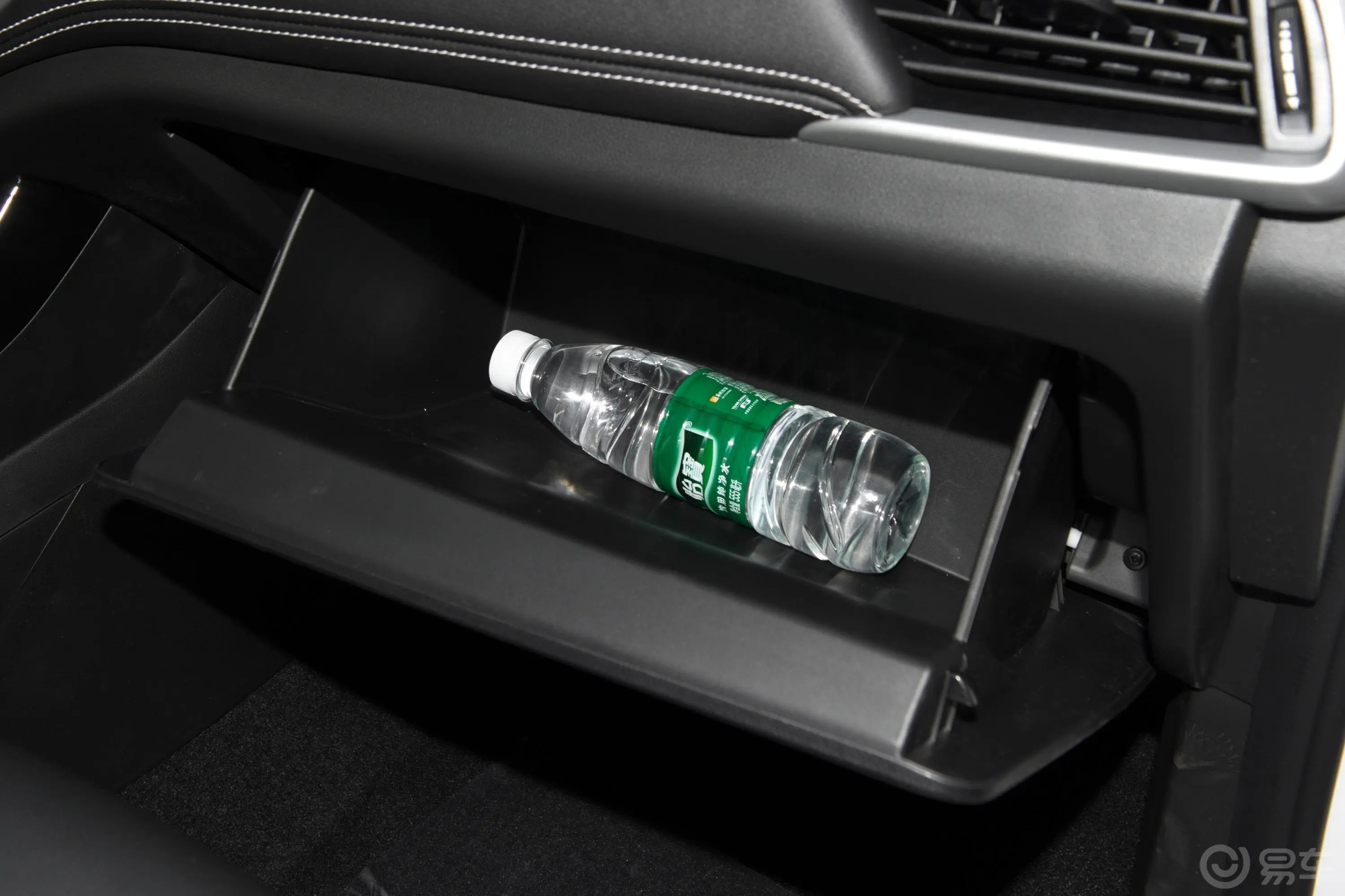 宝骏530全球车周年纪念版 1.5T CVT 豪华型 6座手套箱空间水瓶横置