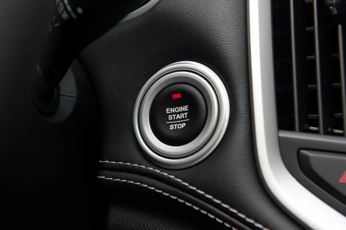 宝骏530全球车周年纪念版 1.5T CVT 豪华型 6座钥匙孔或一键启动按键