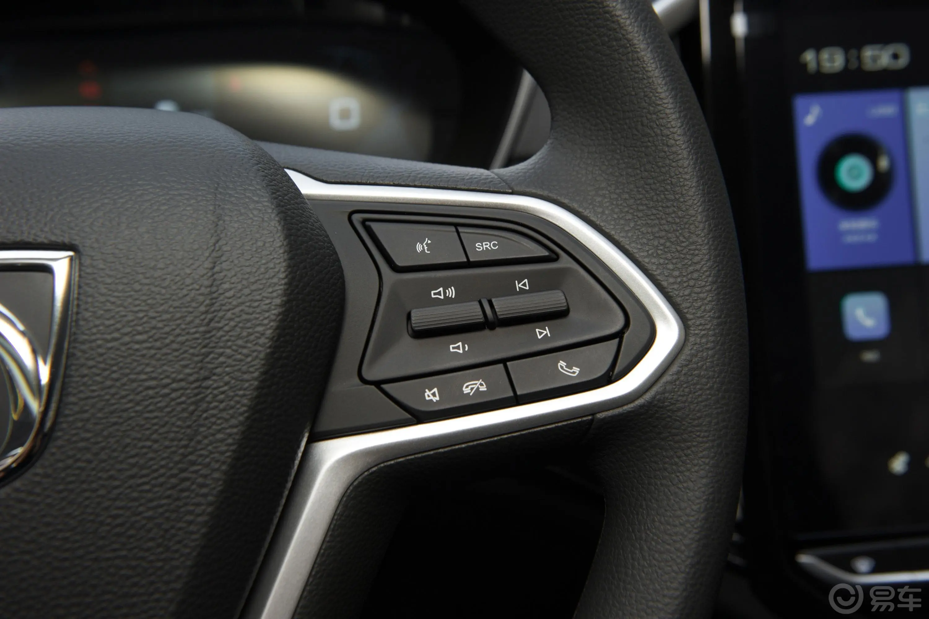 宝骏530全球车周年纪念版 1.5T CVT 豪华型 6座右侧方向盘功能按键