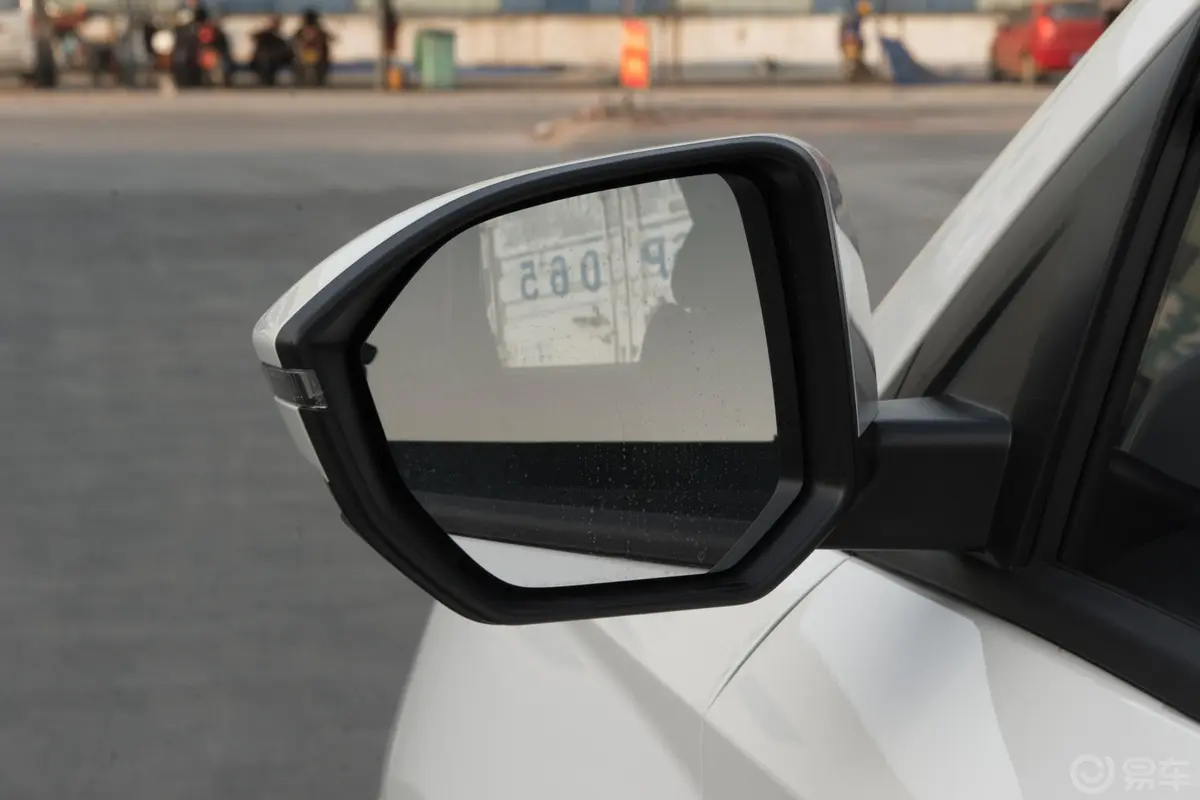 宝骏530全球车周年纪念版 1.5T CVT 豪华型 6座后视镜镜面