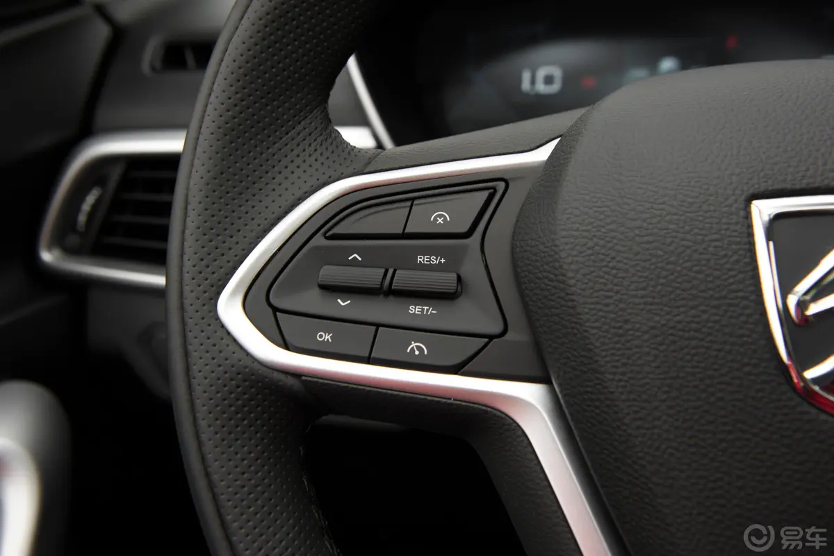 宝骏530全球车周年纪念版 1.5T CVT 尊贵互联型 5座左侧方向盘功能按键