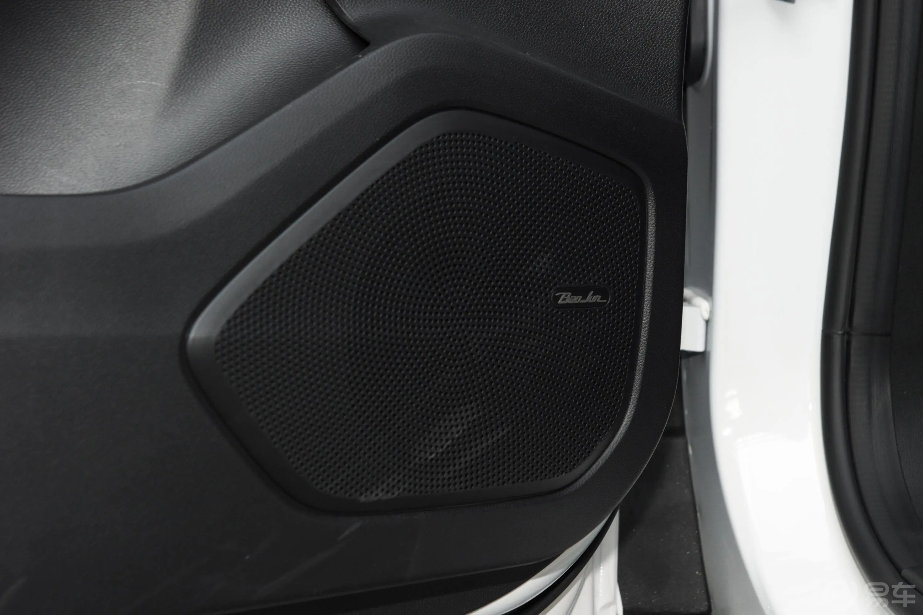 宝骏530全球车周年纪念版 1.5T CVT 豪华型 6座音响和品牌