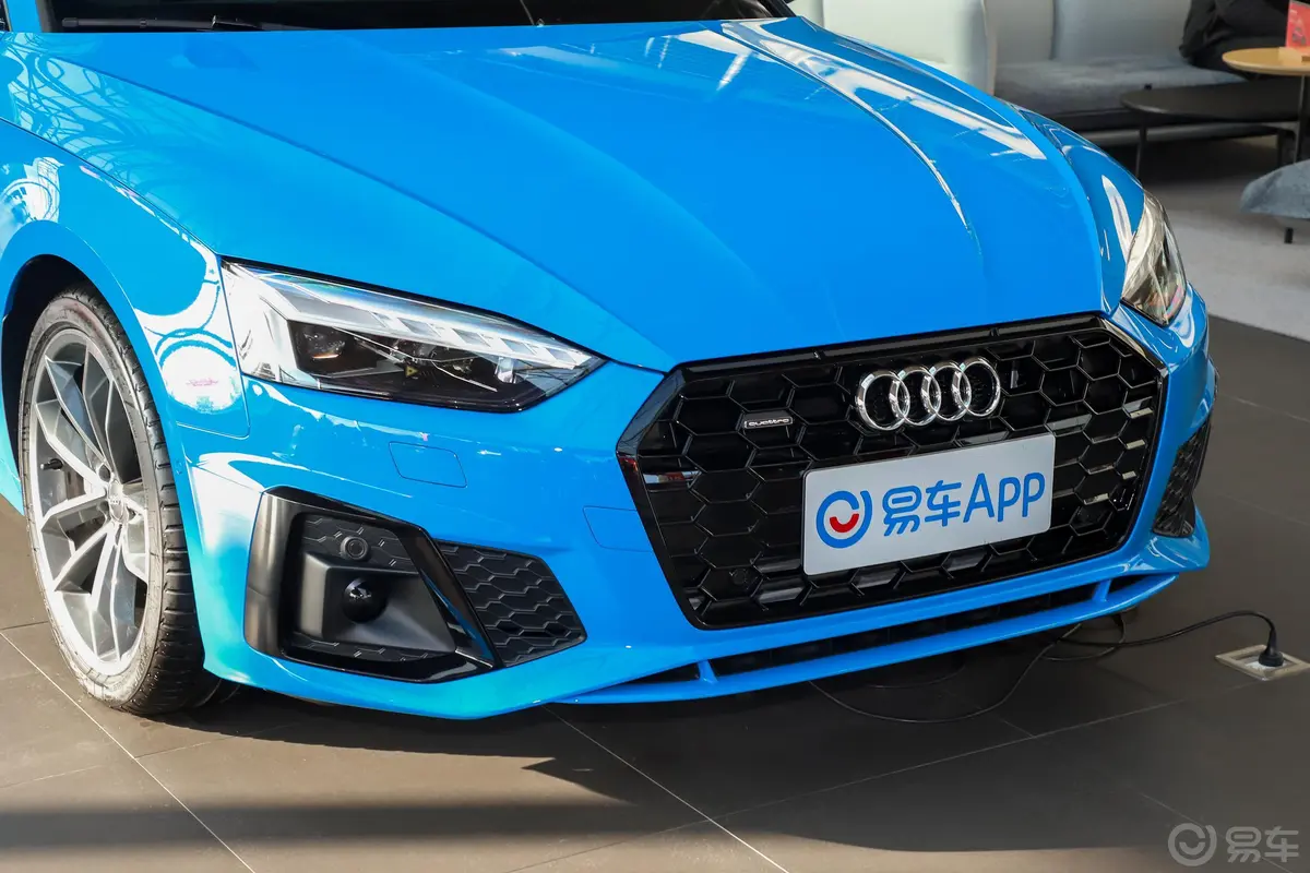 奥迪A5Coupe 45TFSI quattro 臻选动感型前格栅侧俯拍