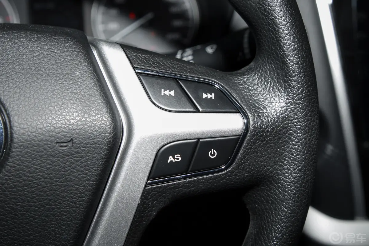 锐骐6都市版 2.3T 手动两驱标准型 柴油右侧方向盘功能按键