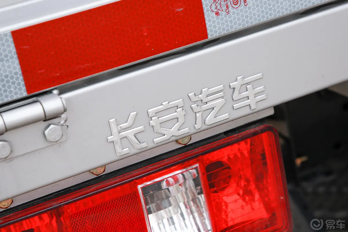 跨越王X5载货汽车N1 1.5L 双排双后轮 舒适版（5.73米） SC1031FRS6A2 汽油 国VI外观