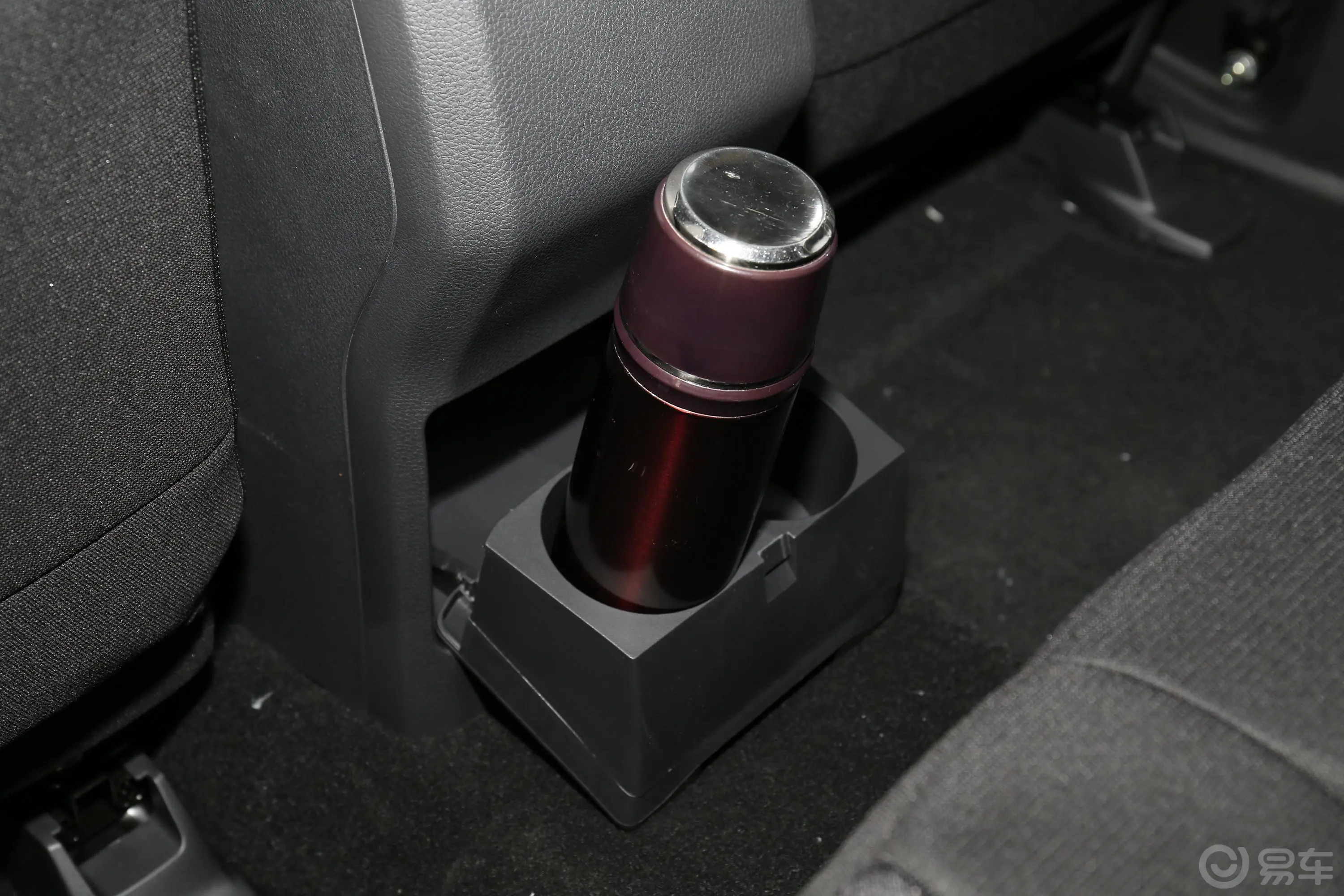 瑞迈2.4T 手动 四驱 标轴舒适版 汽油后排杯架