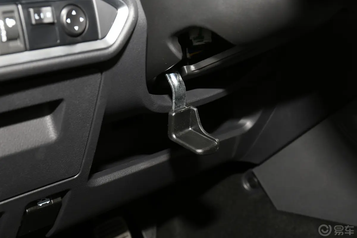 瑞迈2.4T 手动 四驱 标轴舒适版 汽油方向盘调节