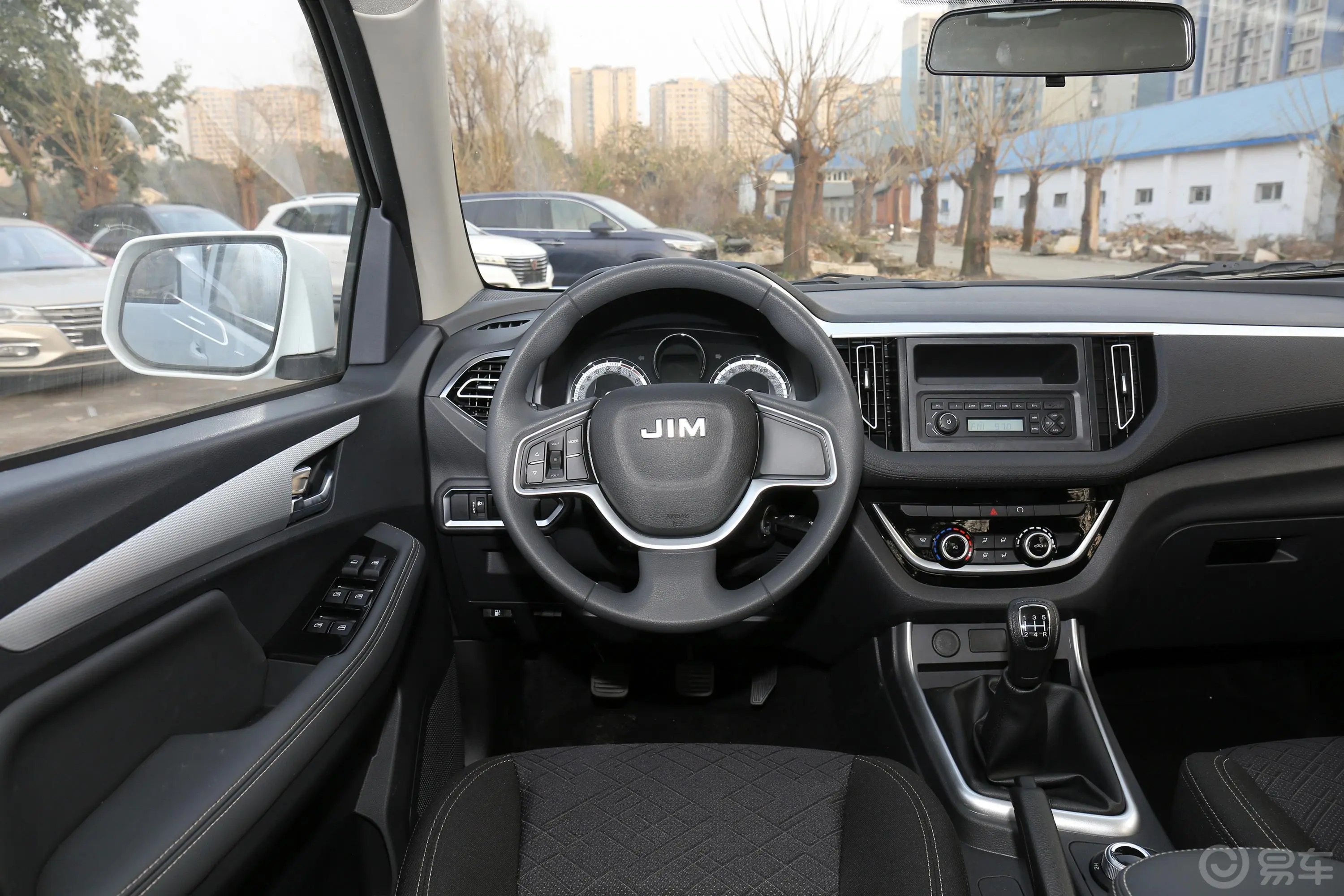瑞迈2.4T 手动 四驱 标轴舒适版 汽油驾驶位区域
