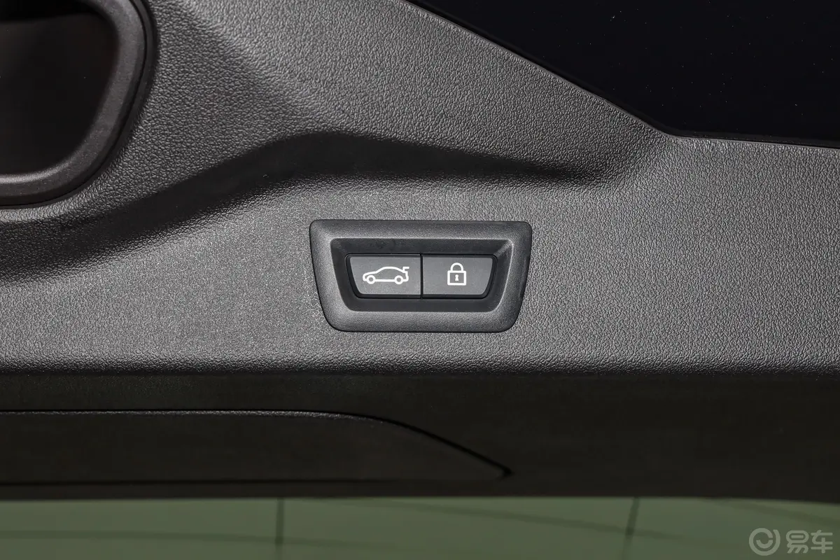 宝马X7xDrive40i 行政型 M运动套装电动尾门按键（手动扶手）