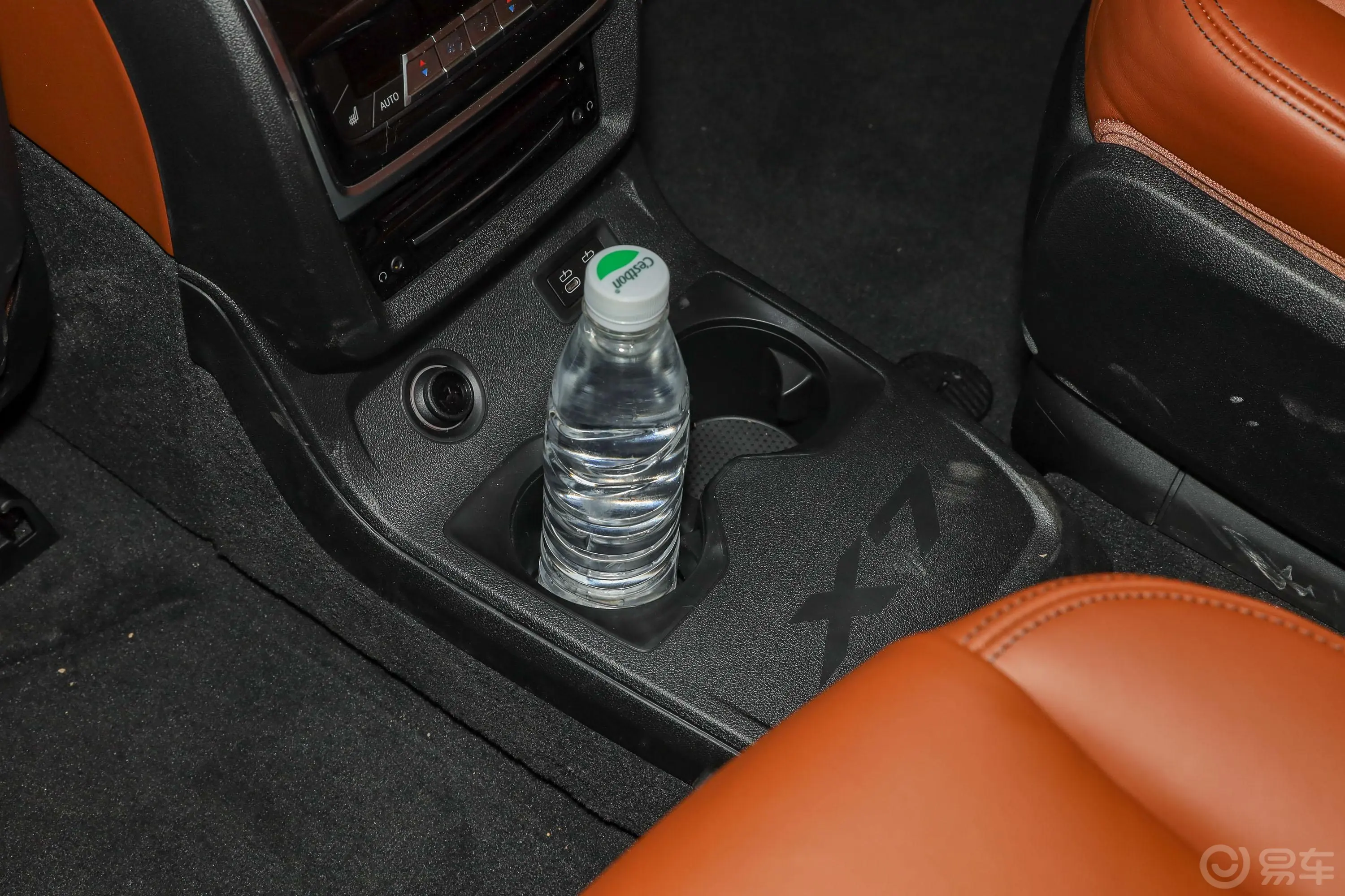宝马X7xDrive40i 行政型 M运动套装后排杯架