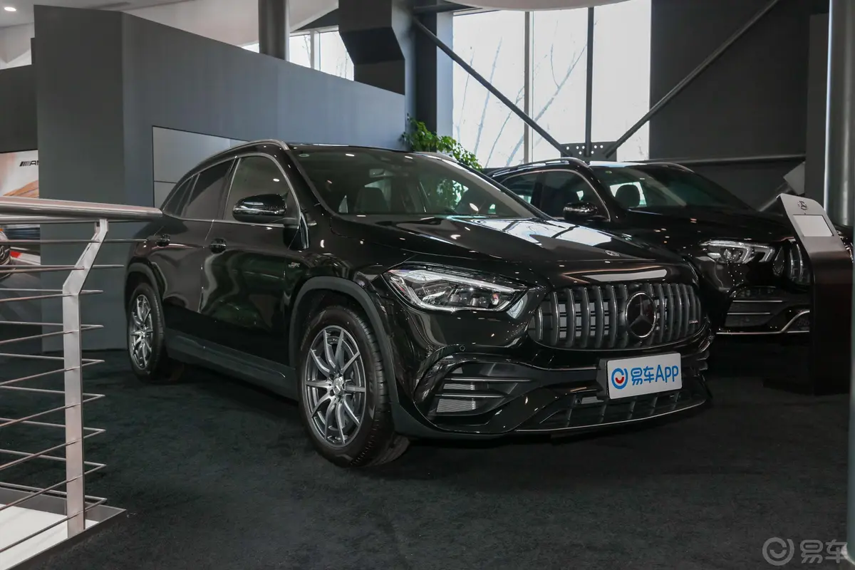 奔驰GLA AMGAMG GLA 45 4MATIC+侧前45度车头向右水平