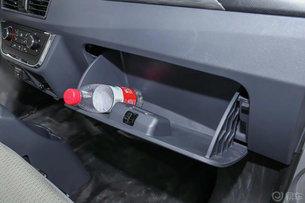 鑫卡T50 PLUS2.0L 手动 200L加强版CNG 3.6米内饰