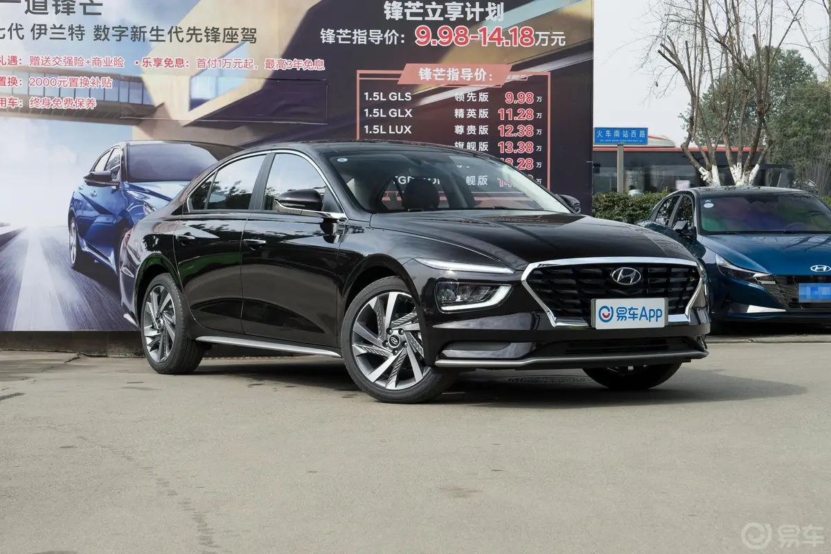 名图1.8L CVT 尊贵版LUX侧前45度车头向右水平