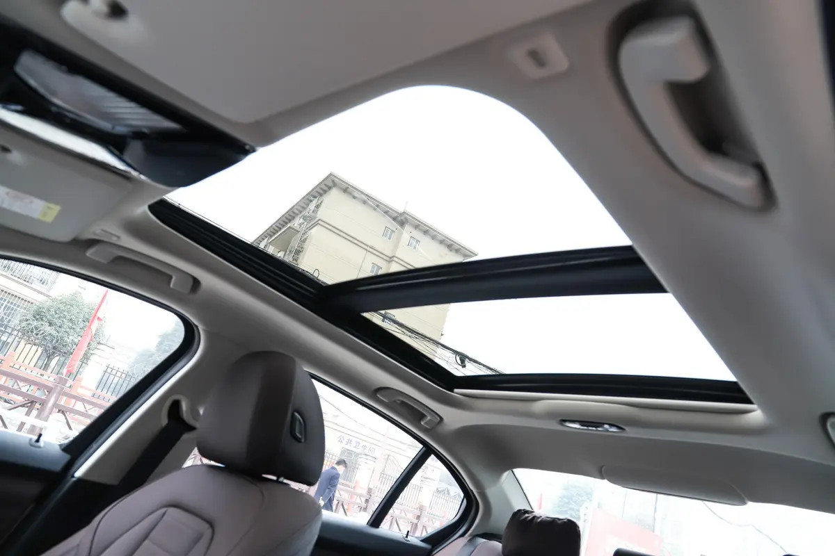 宝马3系改款 320Li M运动套装天窗内拍关闭
