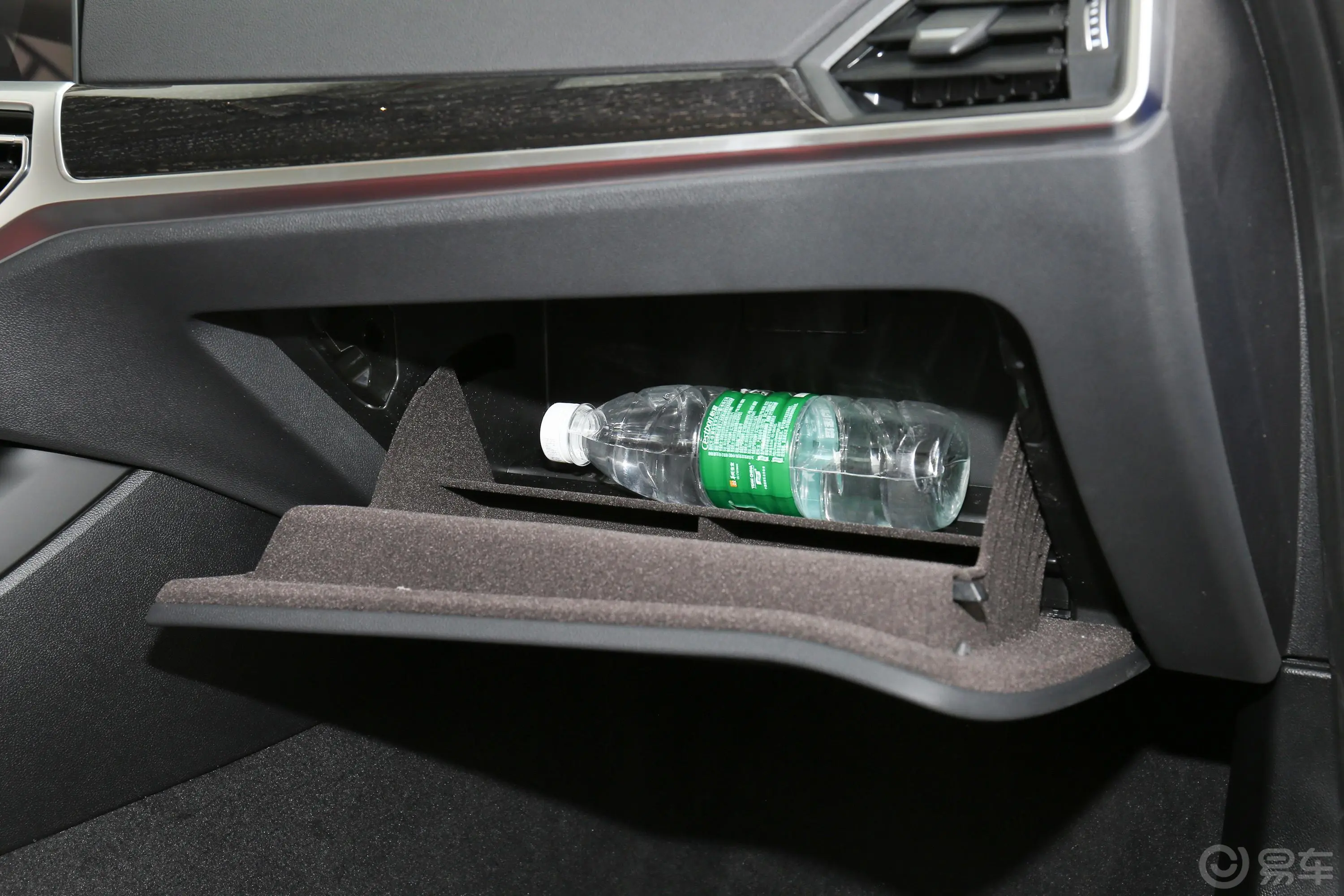 宝马3系改款 325Li xDrive M运动套装手套箱空间水瓶横置