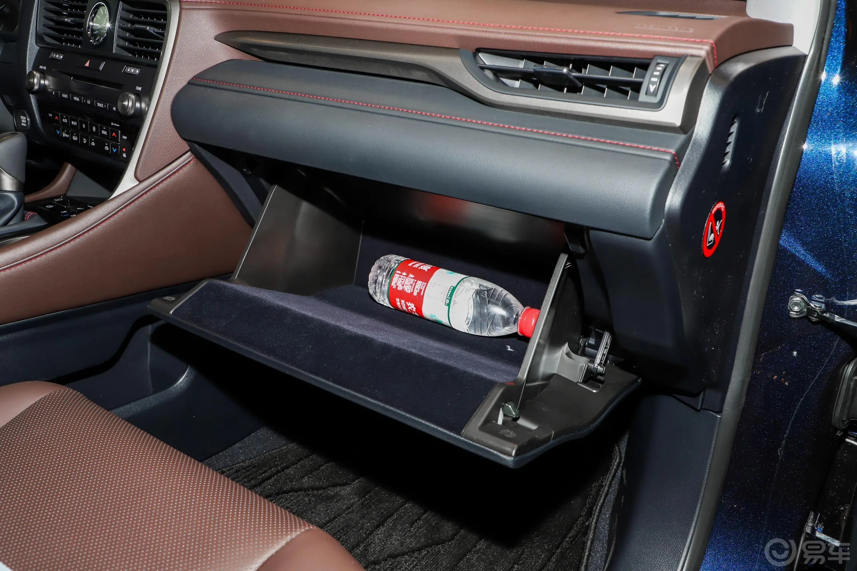 雷克萨斯RX改款 300 舒适版手套箱空间水瓶横置