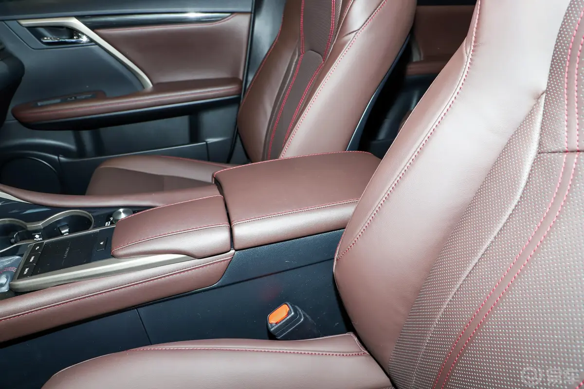 雷克萨斯RX改款 300 舒适版前排中央扶手