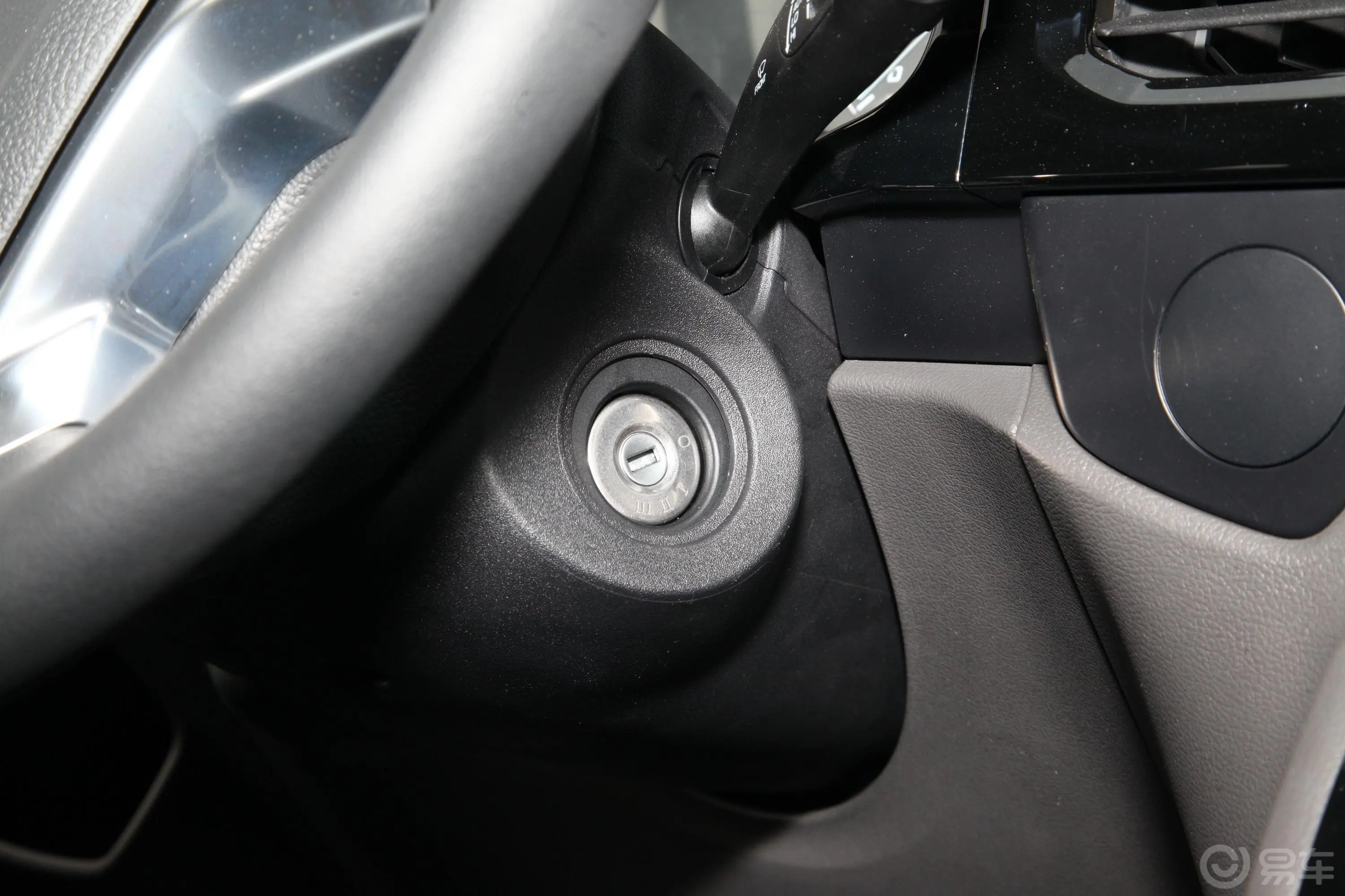 新世代全顺Pro 2.2T AMT 长轴中顶 豪华版客车(包) 15座 柴油 国VI钥匙孔或一键启动按键