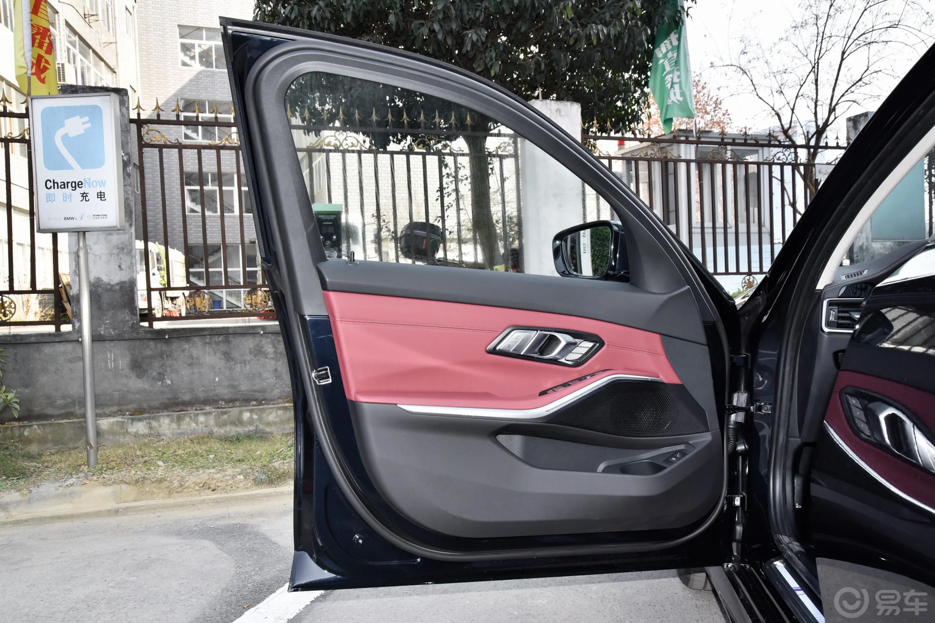 宝马3系改款 325i M运动套装驾驶员侧前车门