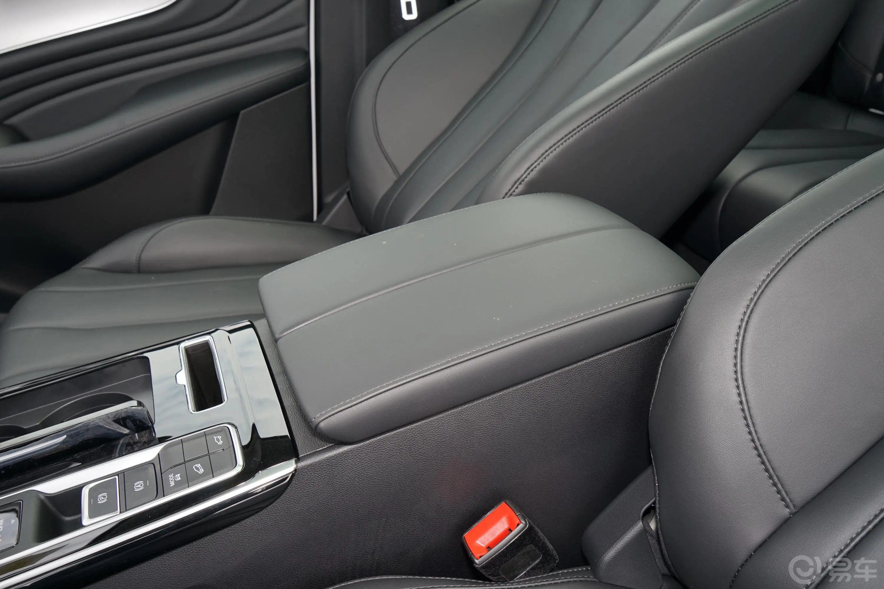 荣威RX5 MAXSupreme系列 1.5T 手自一体 两驱 智能座舱尊荣版前排中央扶手